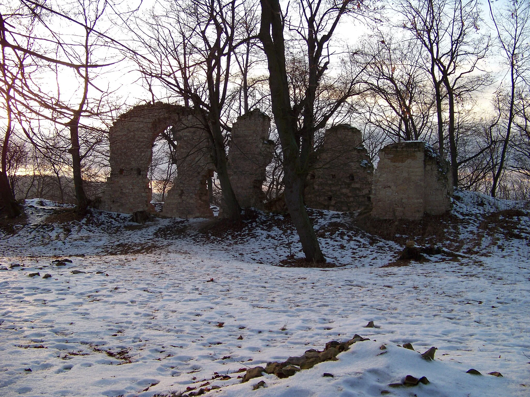 Photo showing: Ruin of Pravda Castle. Pnětluky, Louny District, the Czech Republic.