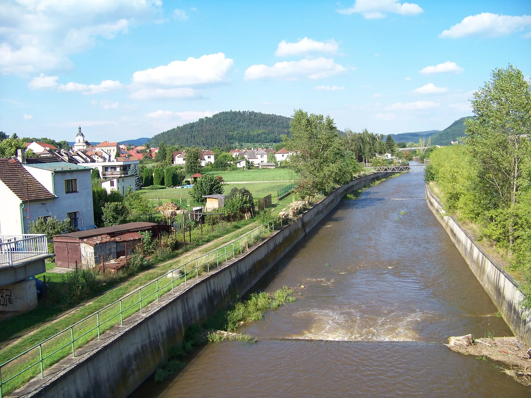 Photo showing: Zdice, Beroun District, Central Bohemian Region, the Czech Republic. A view of Červený potok from the footbridge.