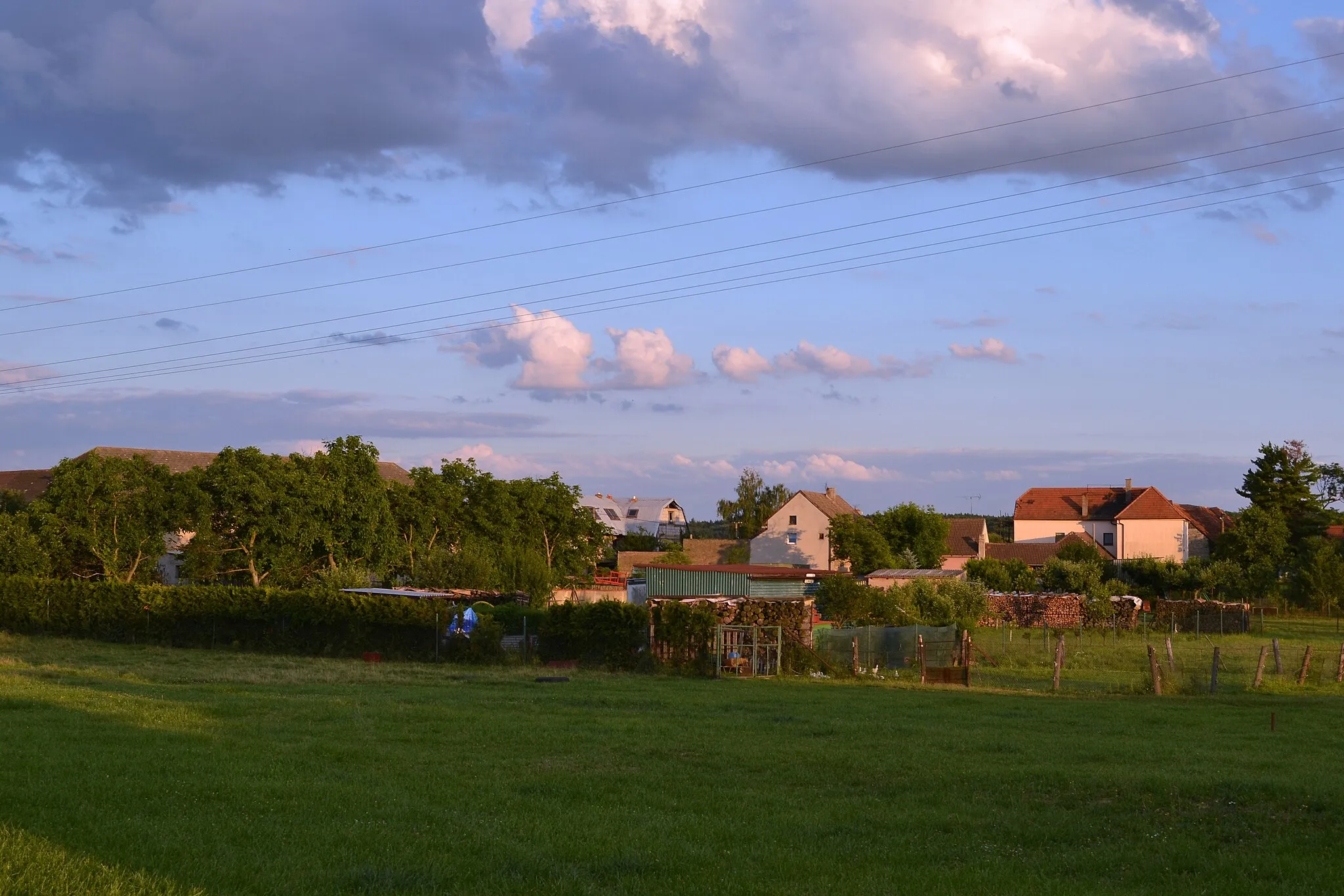 Photo showing: Kuchařík, part of the village Roblín, Central Bohemian Region, Czech Republic.