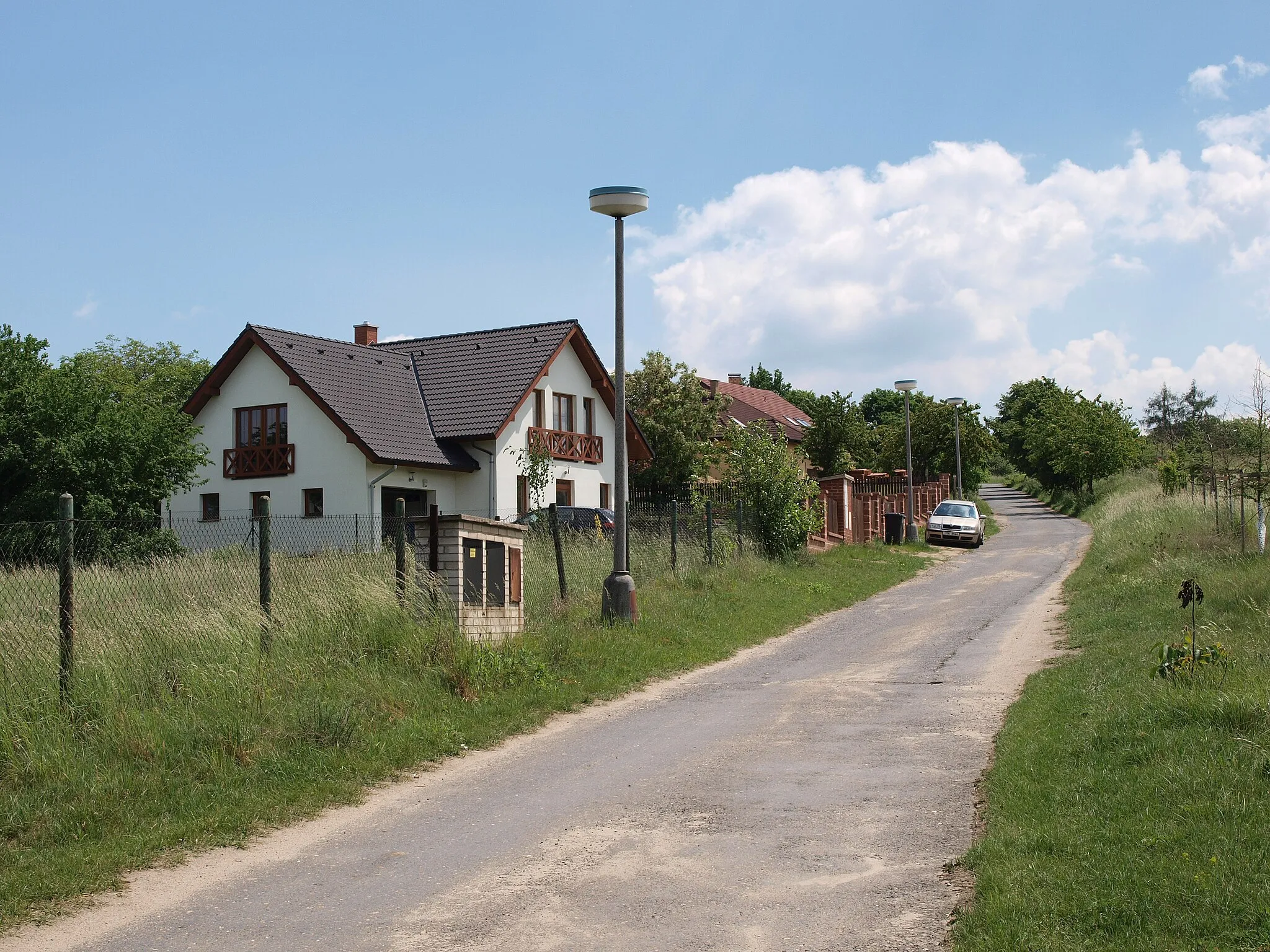 Photo showing: Street in Hrabanov, new building, Lysá nad Labem, Central Bohemian Region