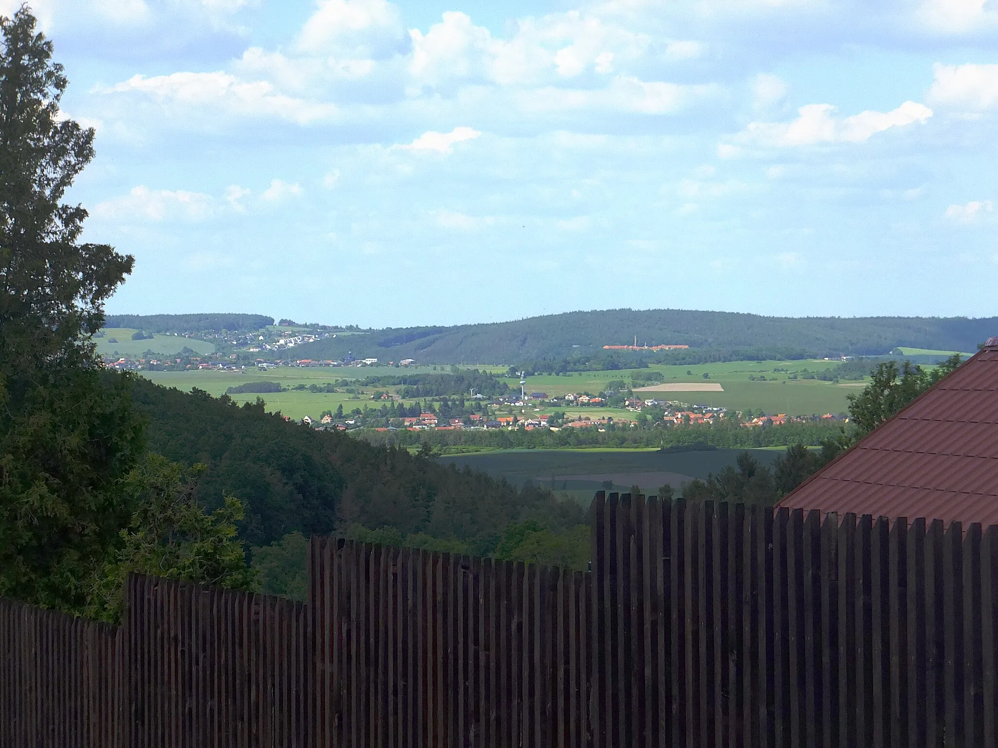 Photo showing: View of Nová Ves pod Pleší and Malá Hraštice from Kozí Hory