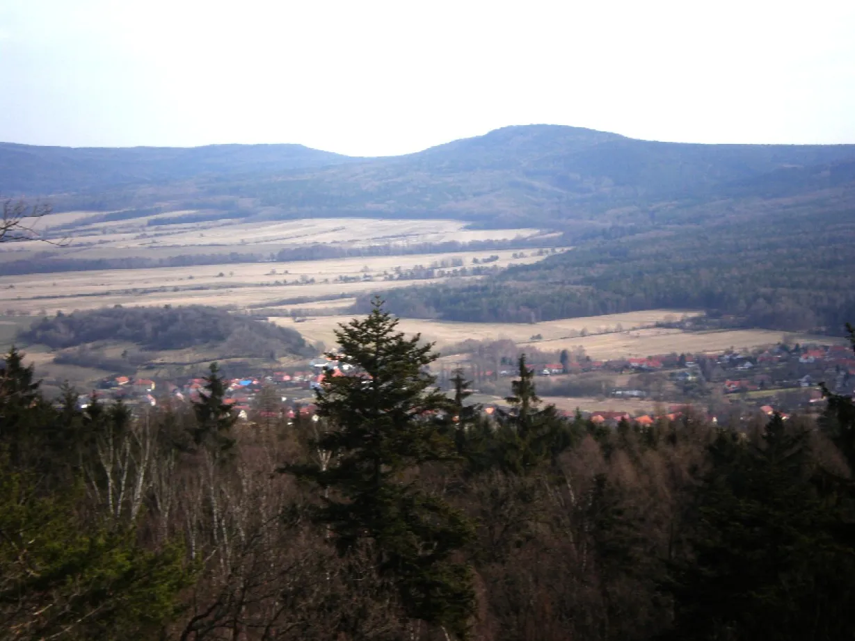 Photo showing: Studený vrch (vpravo) a Hradec (vlevo) na brdských Hřebenech, od severozápadu (??).