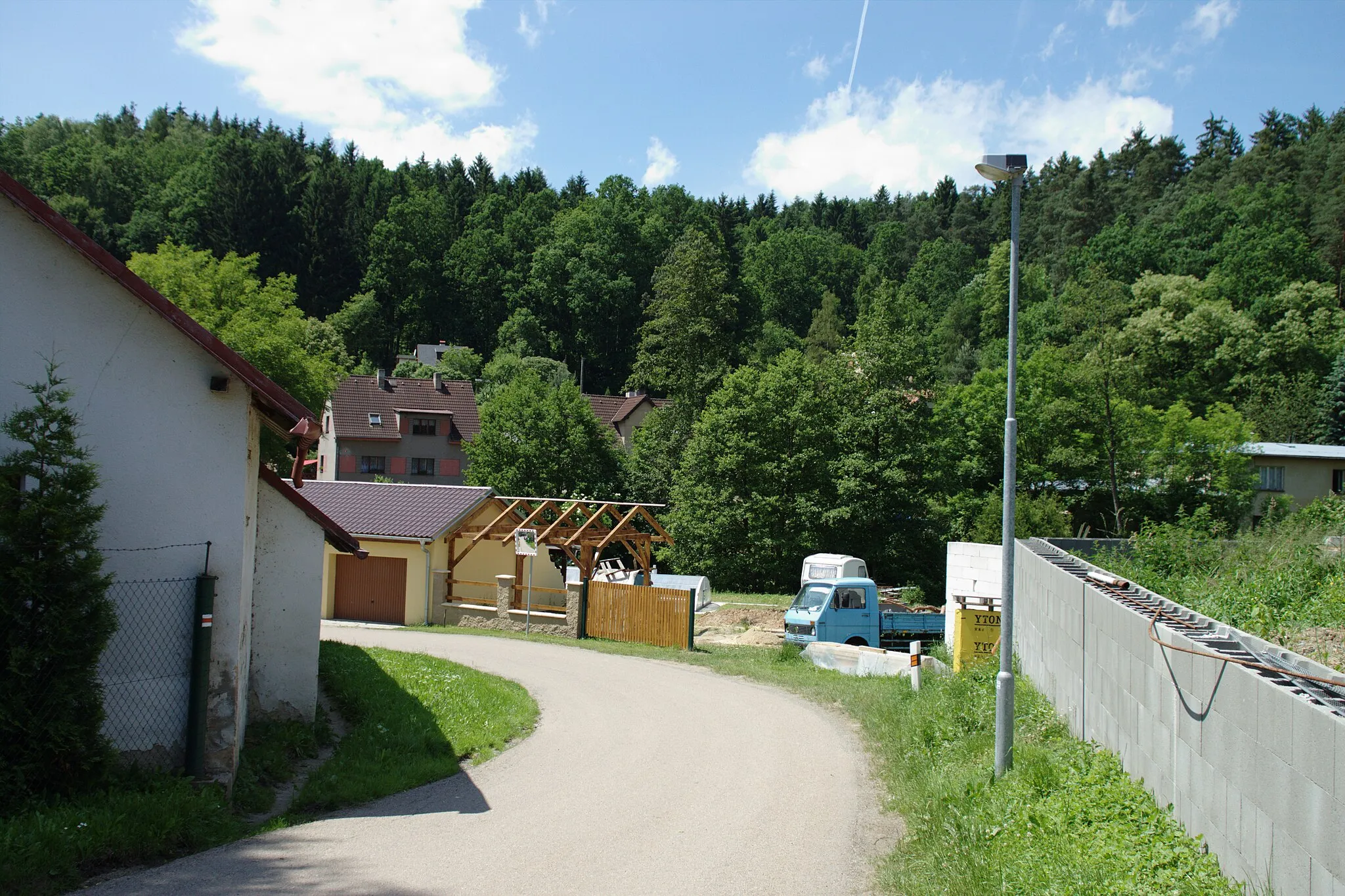 Photo showing: Central part of the village of Racek, situated in the Konopišťský potok Creek valley, Central Bohemian Region, CZ