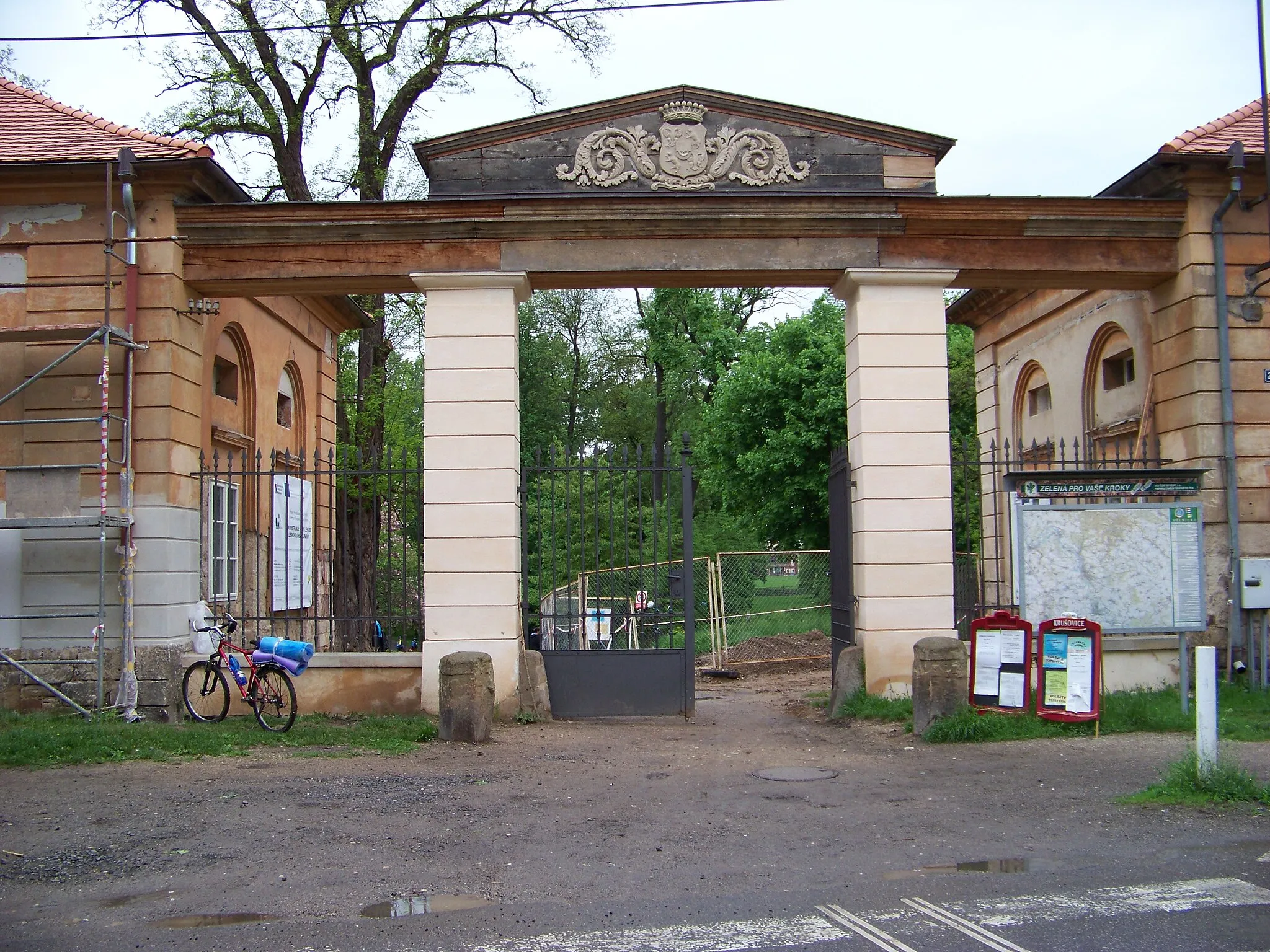 Photo showing: Veltrusy, Mělník District, Central Bohemian Region, the Czech Republic. Fr. Šafaříka street, a gate of the park of Veltrusy Mansion.