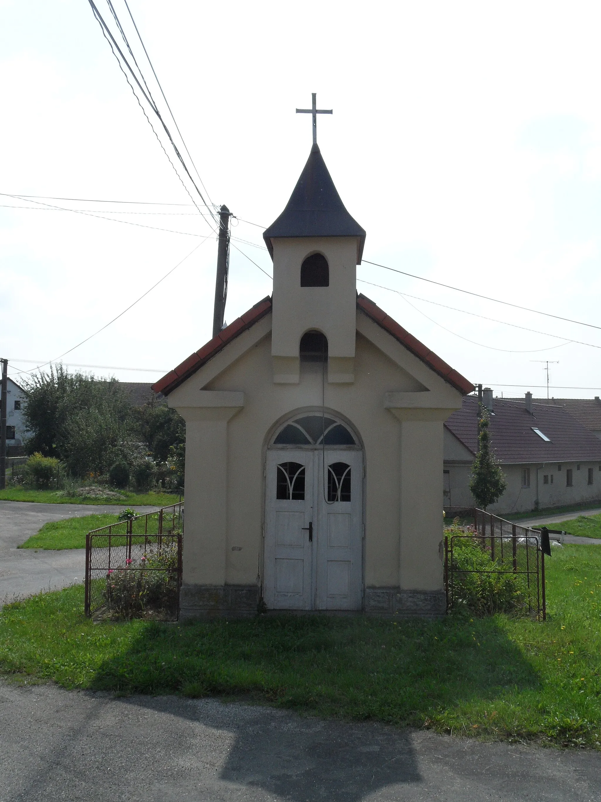 Photo showing: Dolní Pohleď  A. Chapel: Front View, Kutná Hora District, the Czech Republic.