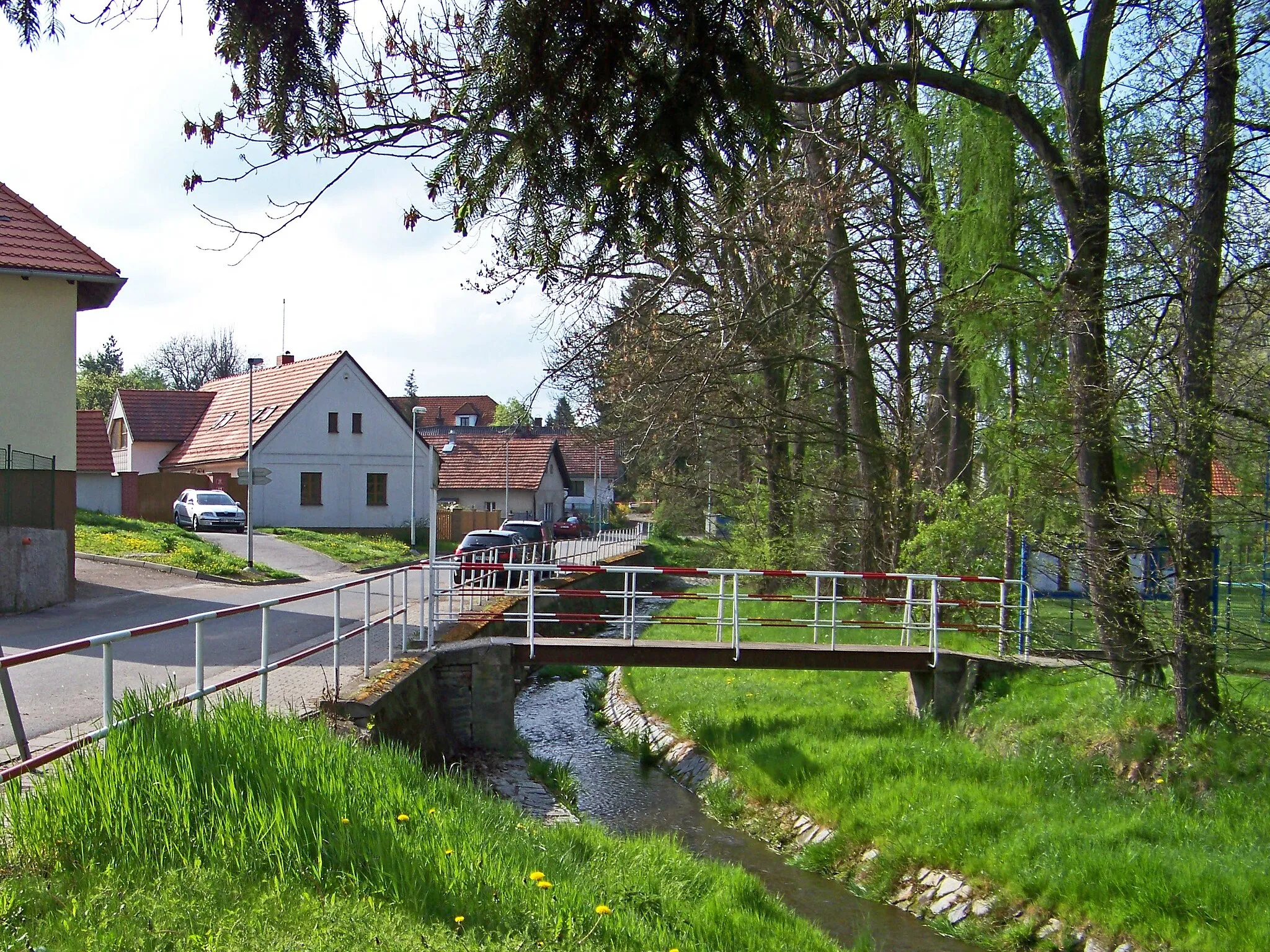 Photo showing: Prague-Královice, Czech Republic. Kuťatská street and the Rokytka creek.