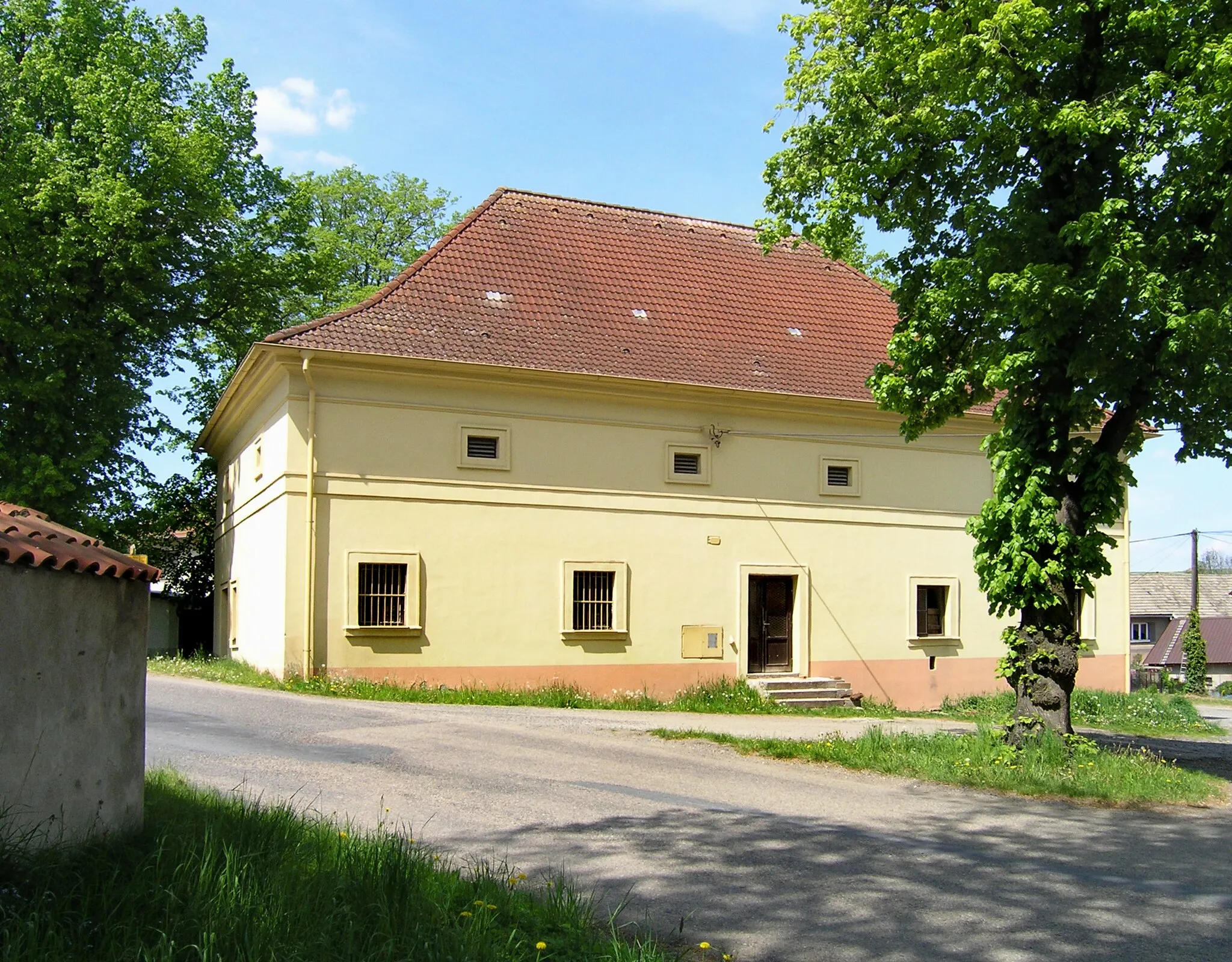 Photo showing: Old granary in Arnoštovice, part of Heřmaničky village, Czech Republic