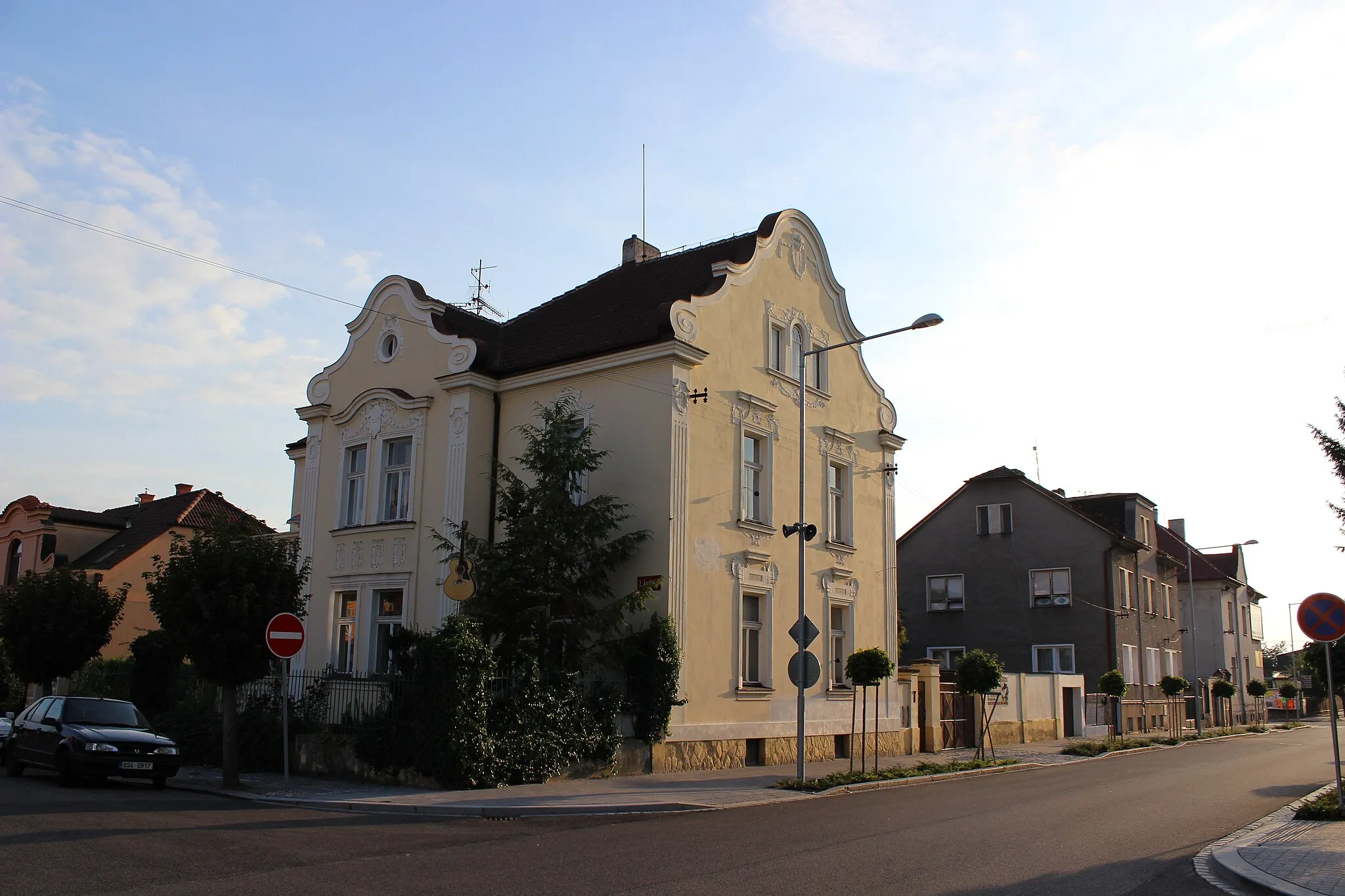 Photo showing: Vila v nymburské Komenského ulici 858/25 (pohled od severovýchodu).