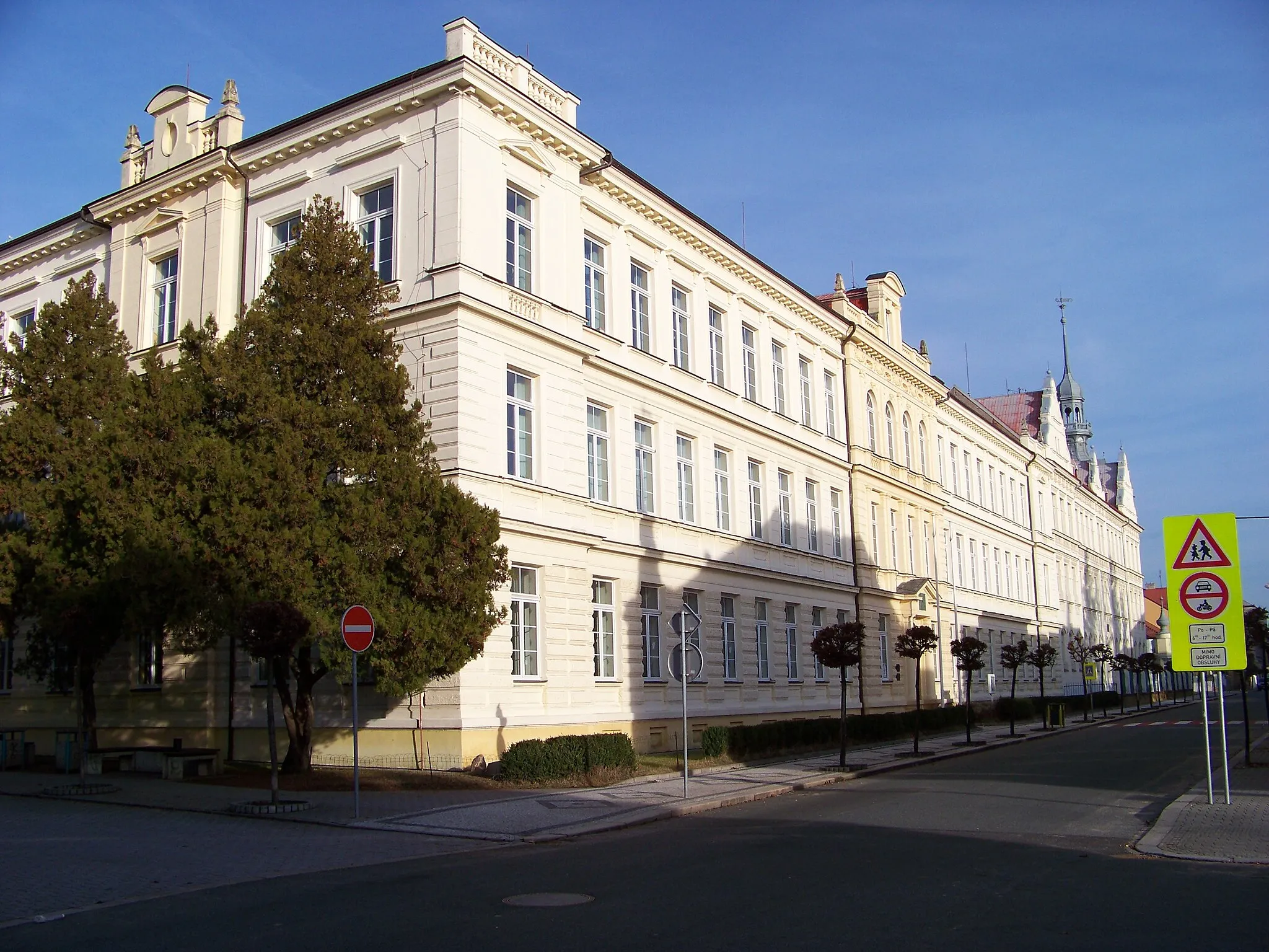 Photo showing: Nymburk, Nymburk District, Central Bohemian Region, the Czech Republic. Komenského and Havlíčkova street, a gymnasium.