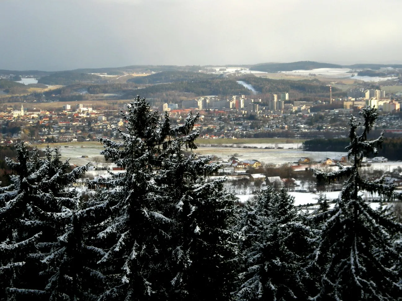 Photo showing: část Příbrami (vč.lyžař.areálu Padák) z Kazatelny na Třemošné