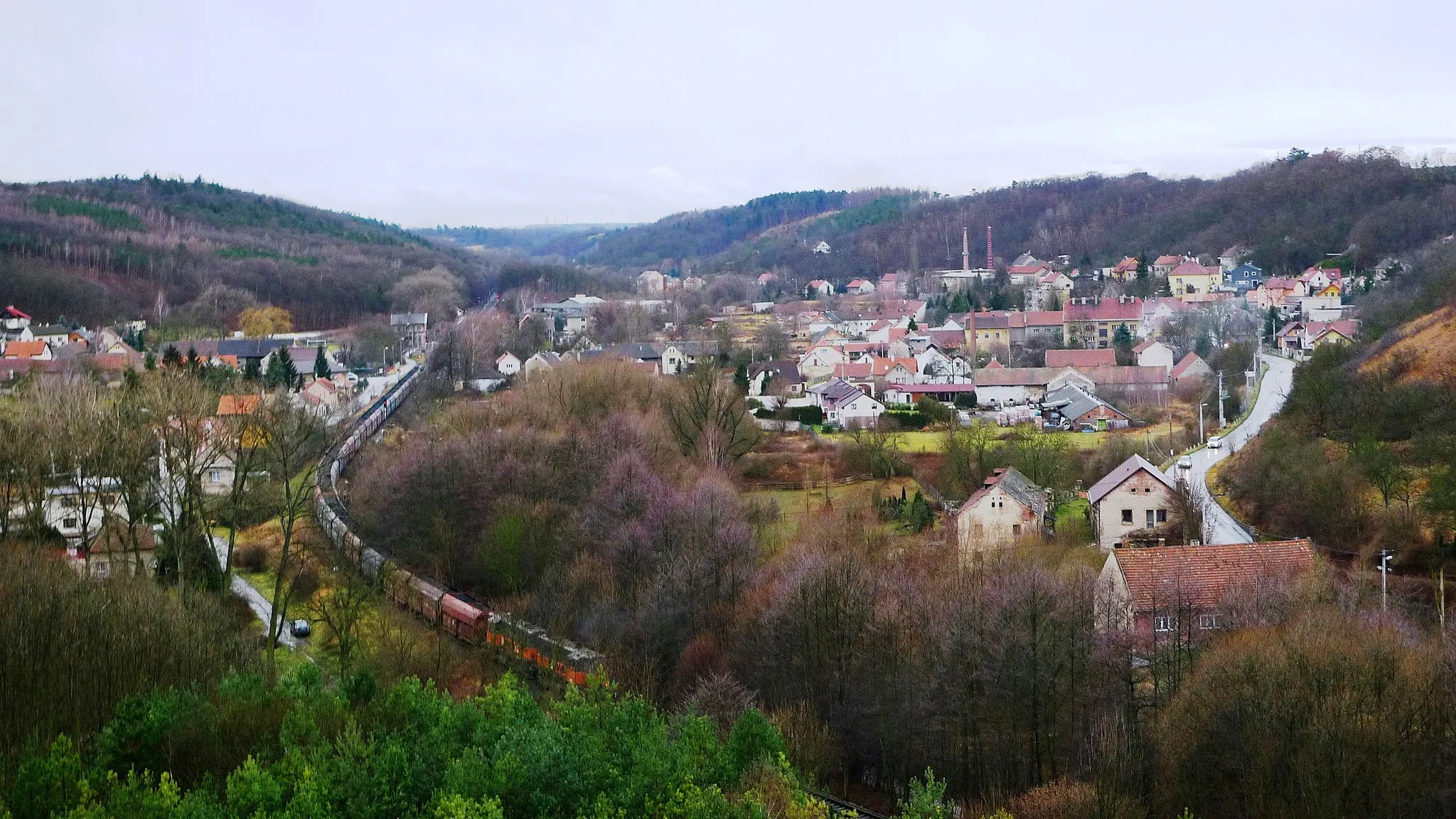 Photo showing: Village of Otvovice as seen from Otvovice Rock (Otvovická skála), Kladno District, Czech Republic.