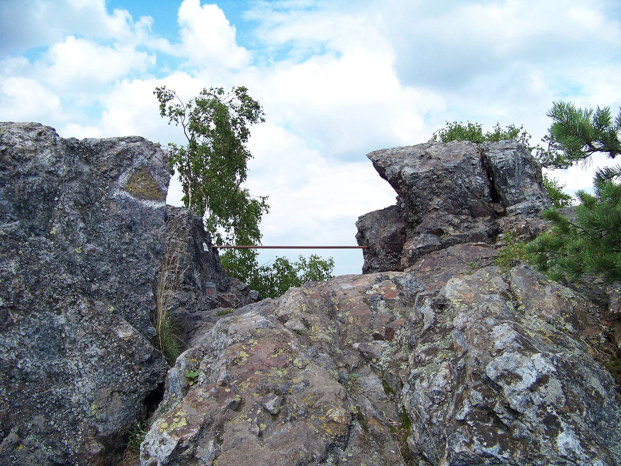 Photo showing: Svatá, Beroun District, Central Bohemian Region, the Czech Republic. Vraní skála (Crow Rock).