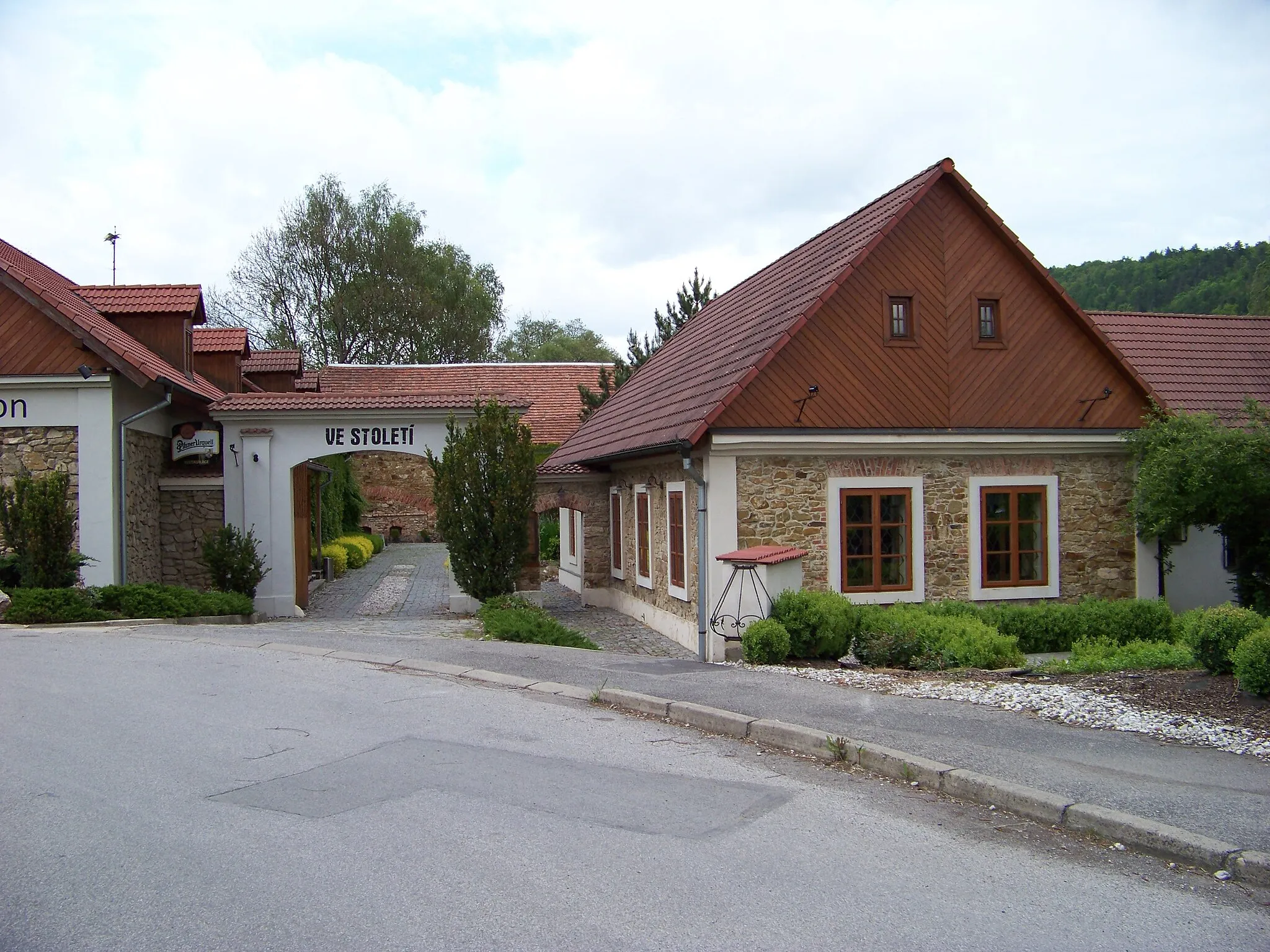 Photo showing: Loděnice, Beroun District, Central Bohemian Region, Czech Republic. Husovo náměstí 11, Ve Století.