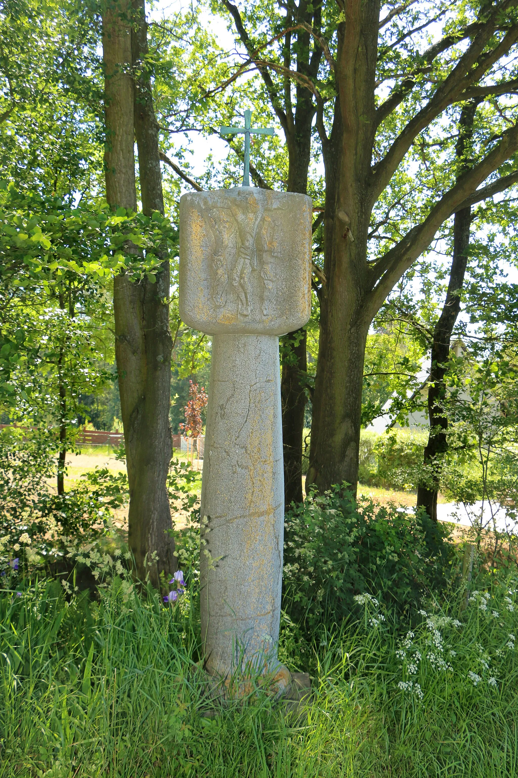 Photo showing: Column shrine in Hněvšín, part of Chotilsko, Czech Republic.