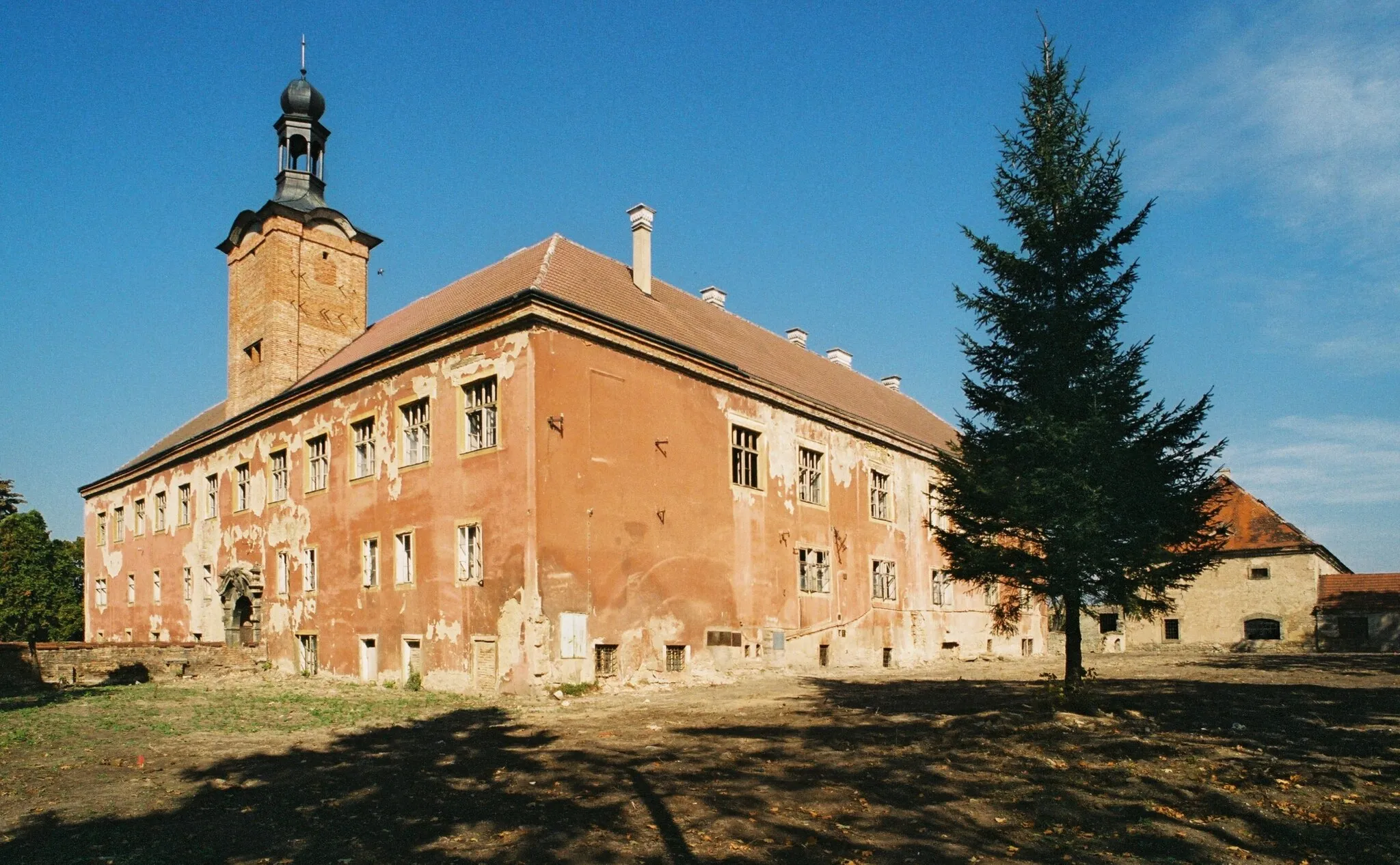 Photo showing: Zámek Kounice, pohled od jihu. Stav v roce 2004.