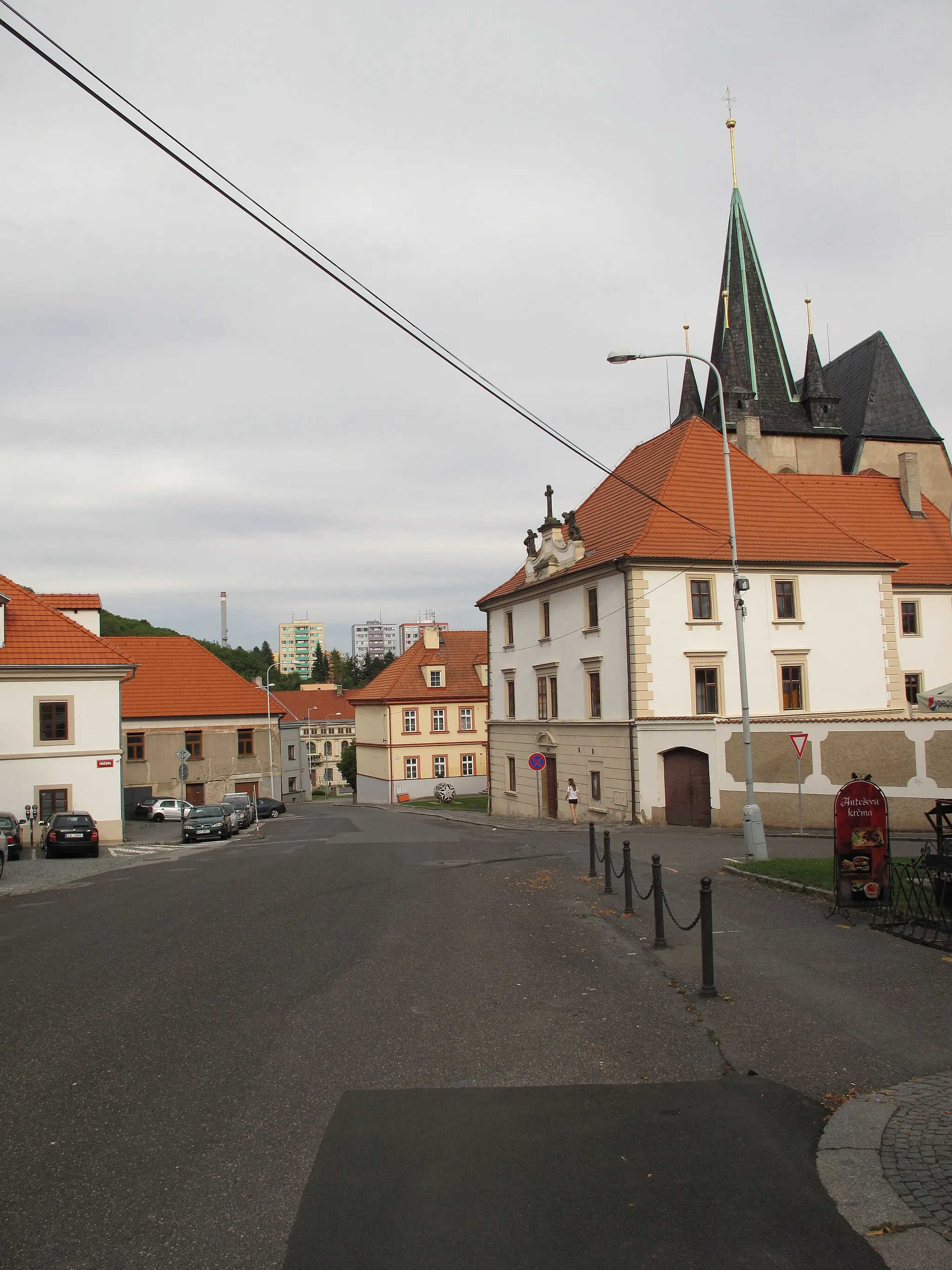 Photo showing: Slaný. Okres Kladno, Česká republika. Vinařického, pohled k faře přes Štechovu ulici.