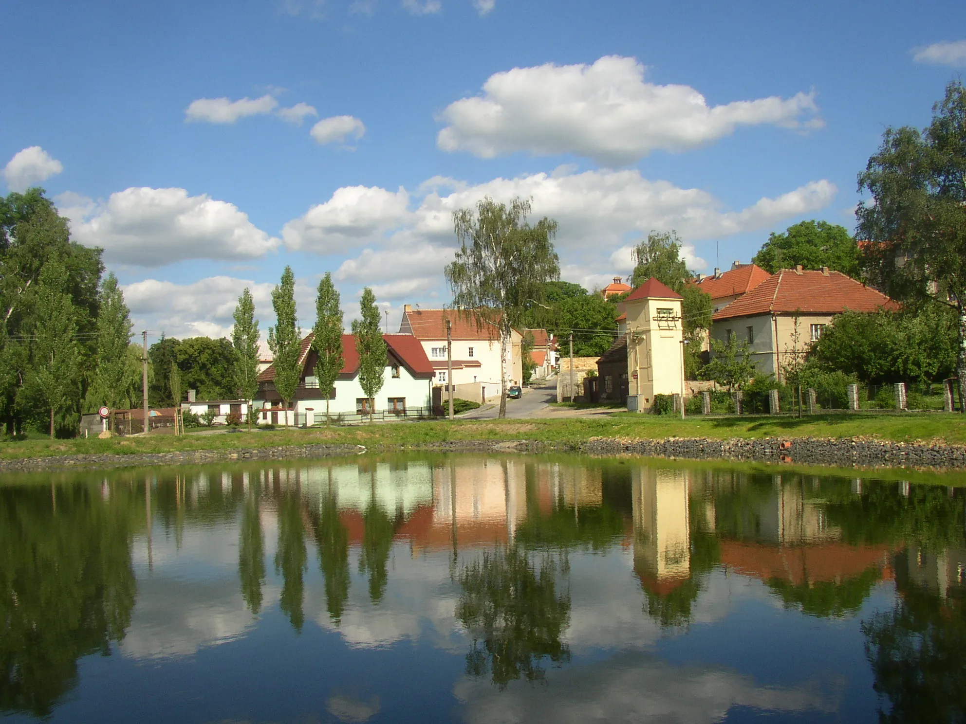 Photo showing: Pond in centre of Buštěhrad, Czech Republic.