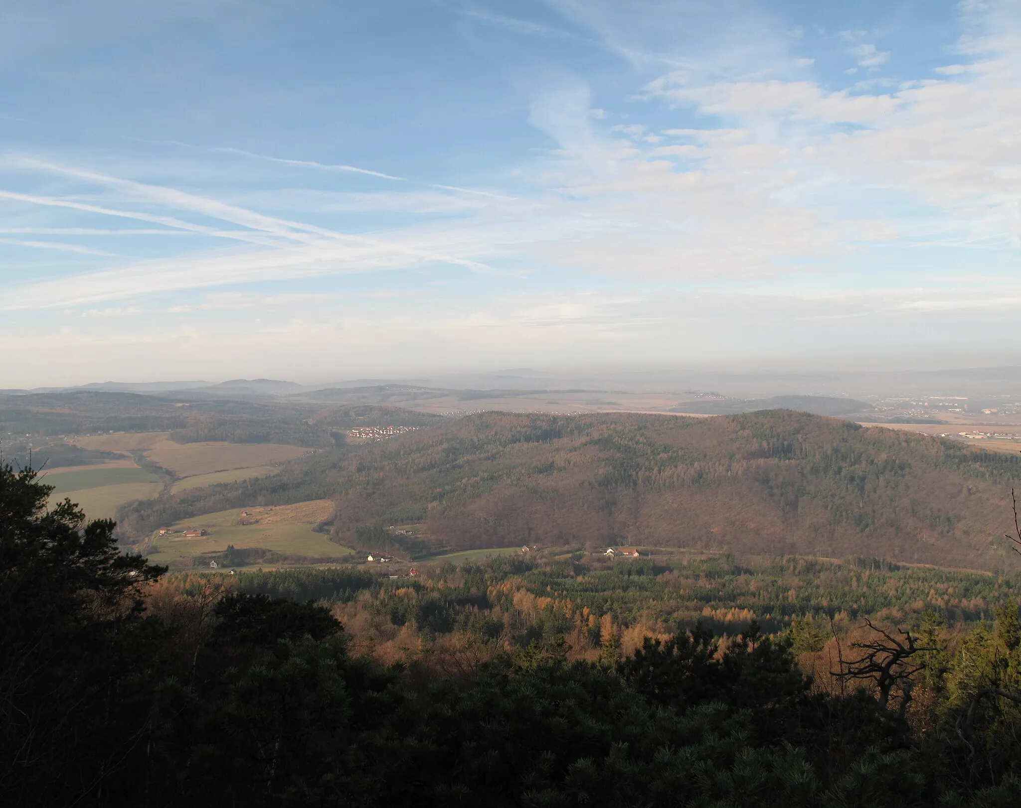 Photo showing: Ostrý Hill (538 m) from Plešivec Hill (654 m), Beroun District, Czech Republic.