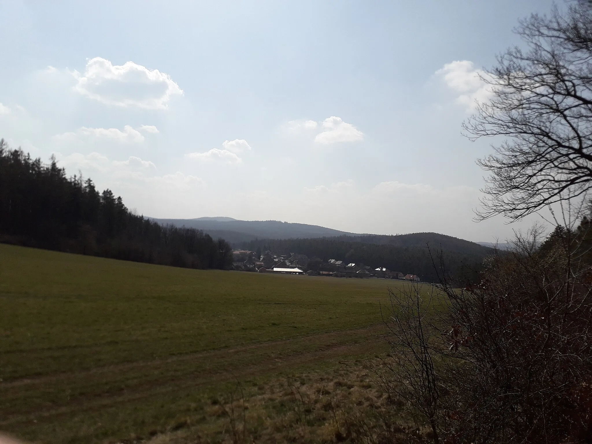 Photo showing: Obec Felbabka v okrese Beroun, pohled z vrchu Ostrý při sestupu do Felbabky