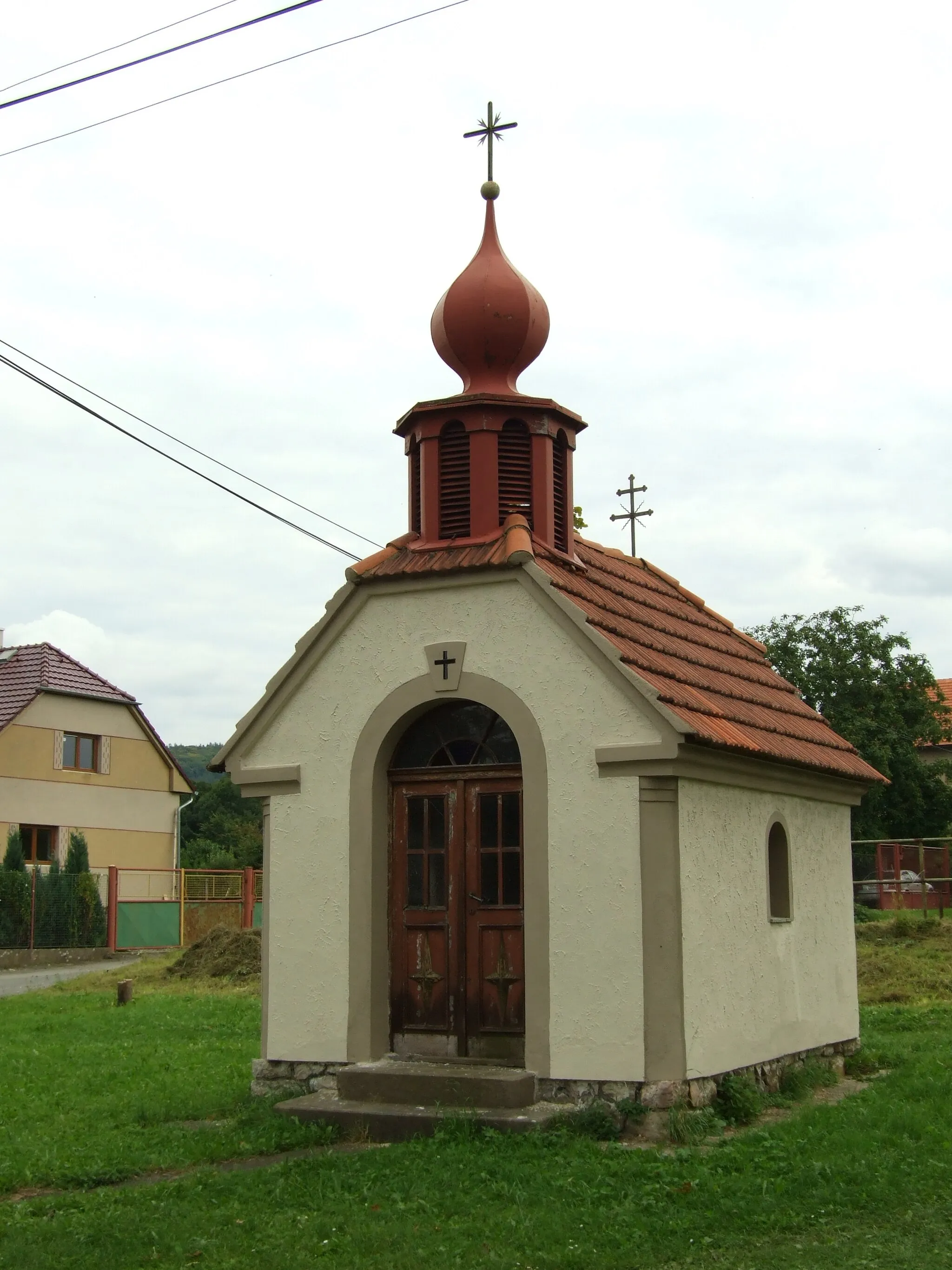 Photo showing: A chapel at common of the village of Hatě (part of the town of Skuhrov), Central Bohemian Region, CZ