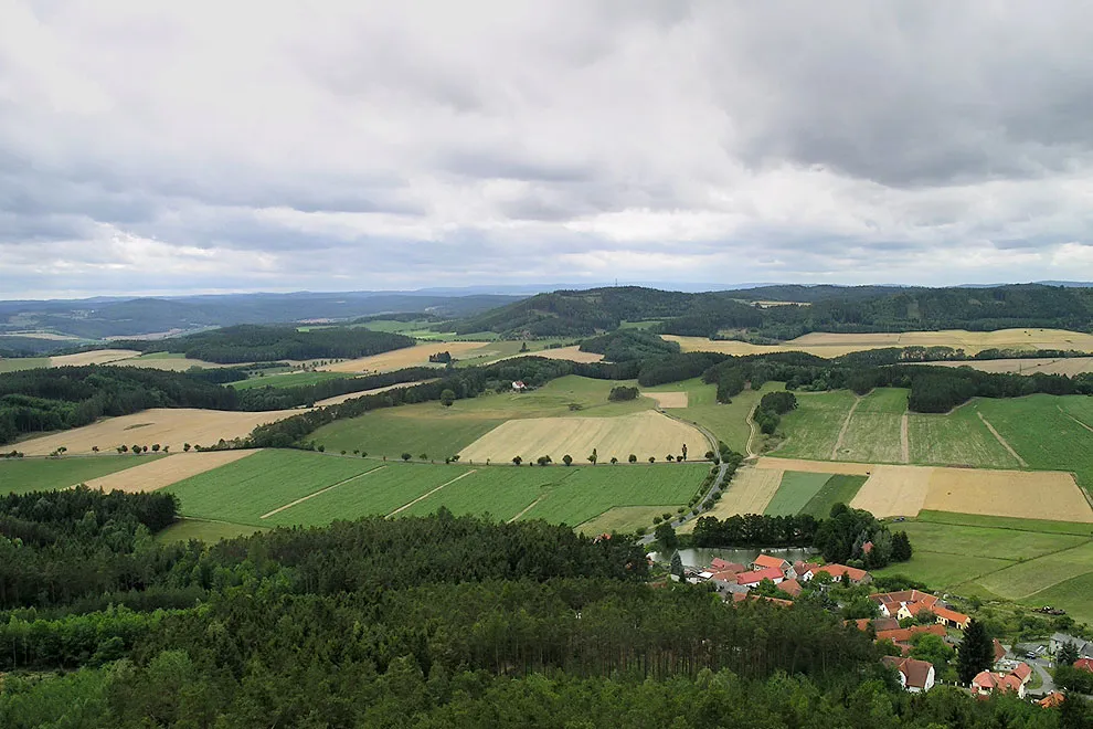 Photo showing: A view from lookout tower on the Veselý vrch (489 m) towards west. In the right at foot of the hill village of Mokrsko, part of Chotilsko municipality, Příbram District, Czech Republic.