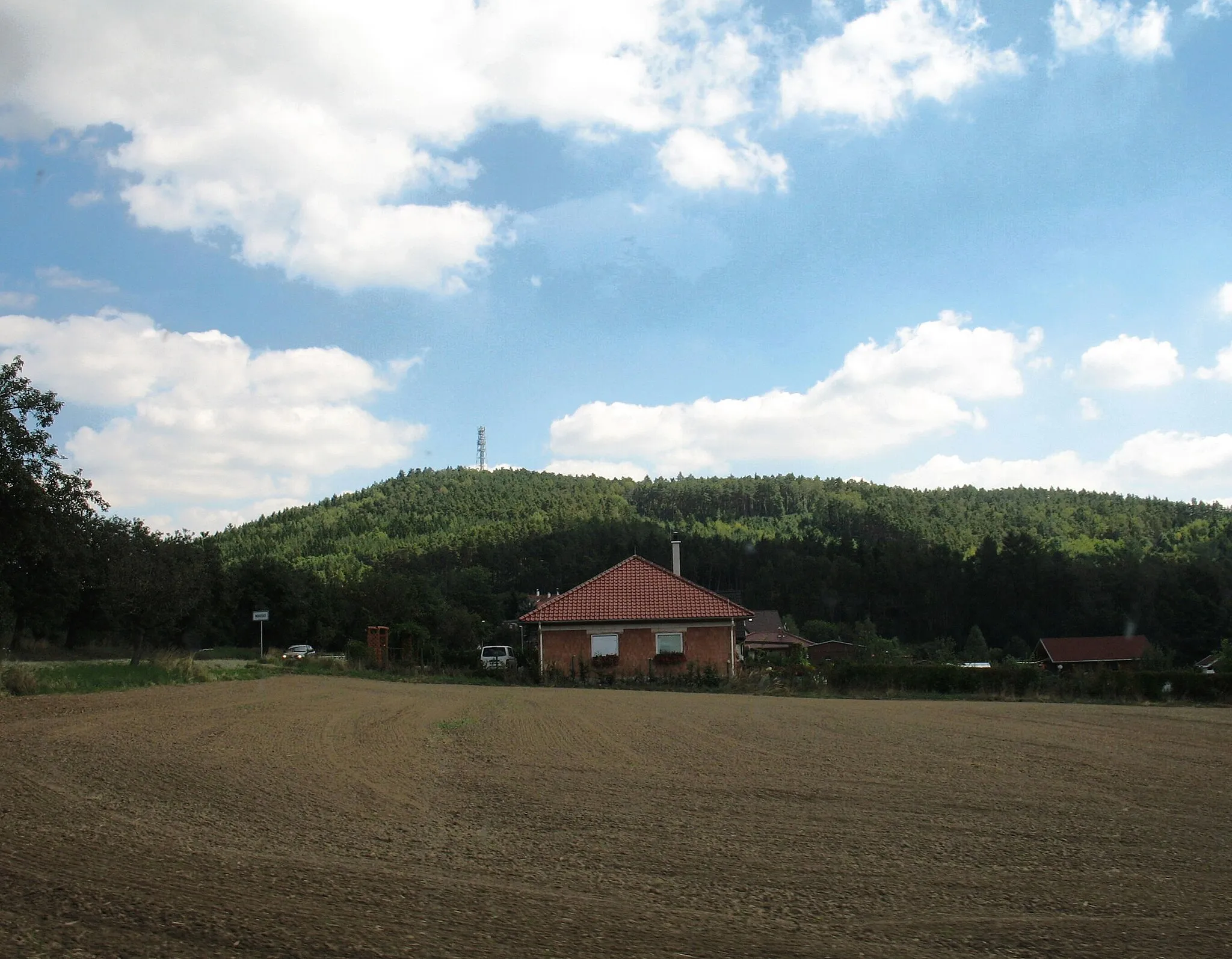 Photo showing: Pohled od západu, v popředí okrajová zástavba Mokrska
