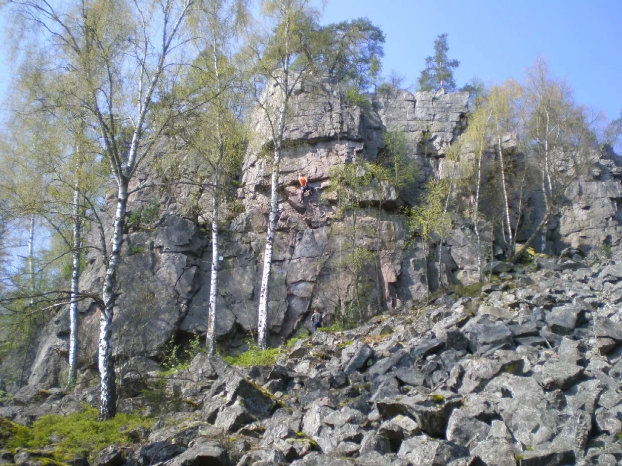 Photo showing: Nejmohutnější skalní útvar ve středních Brdech - Jindřichova (také Vísecká) skála.