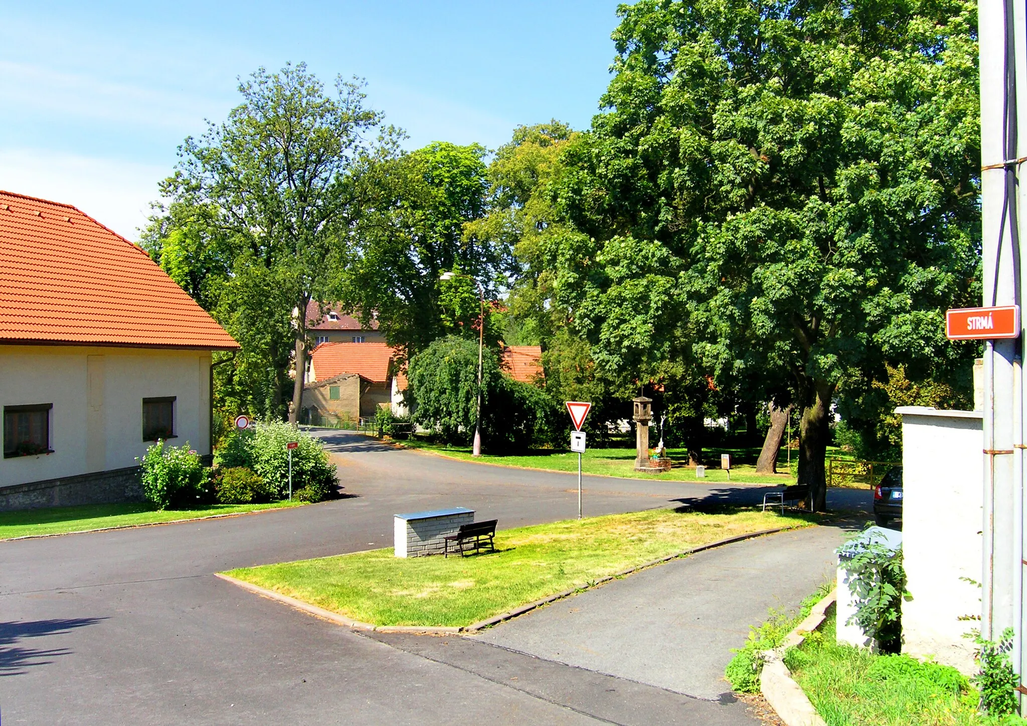Photo showing: Common in Chomutovice, part of Popovičky village, Czech Republic