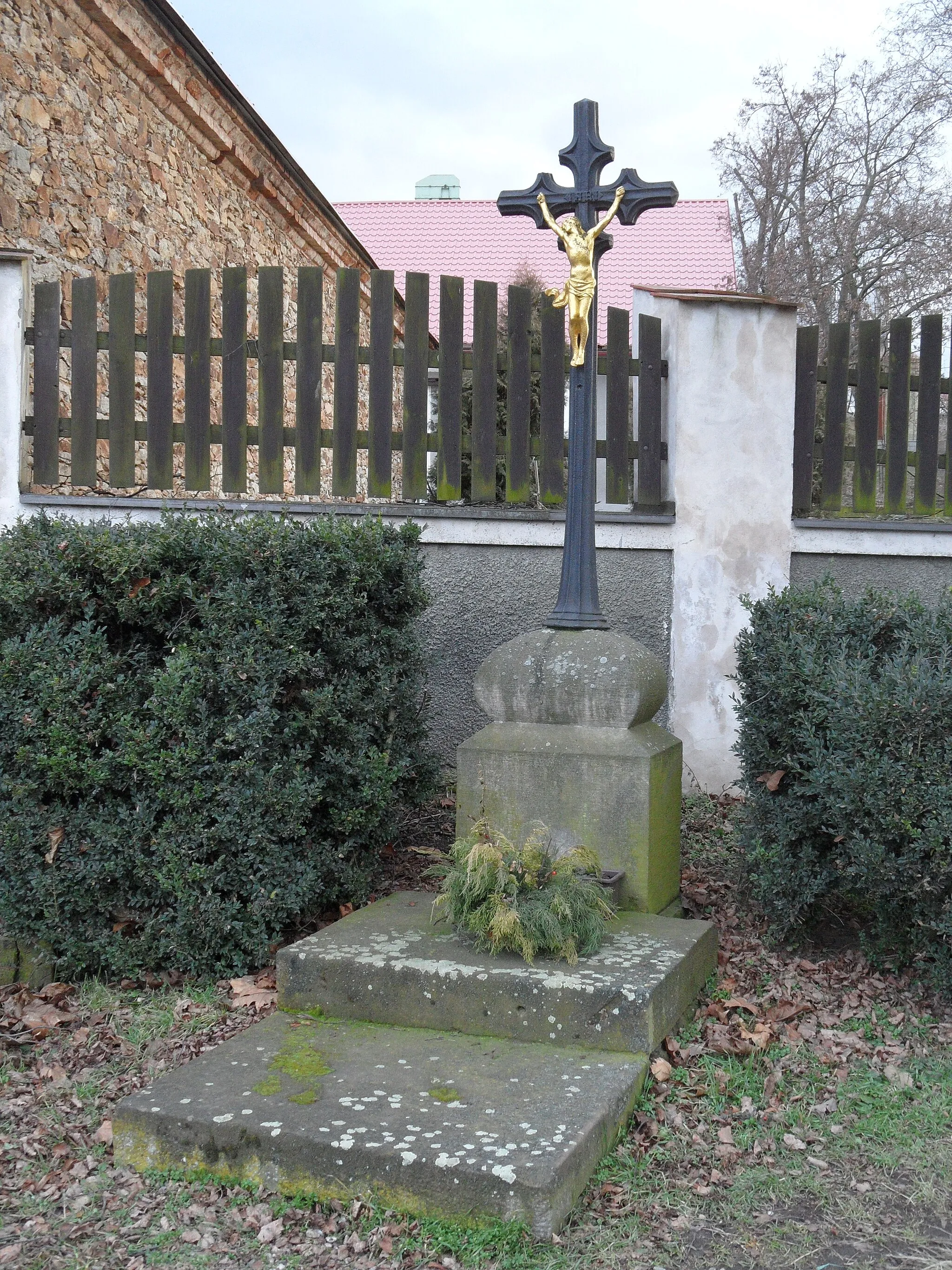 Photo showing: Kutlíře (Křečhoř) C. Crucifix with Small Statue of Jesus Christ, Kolín District, the Czech Republic.