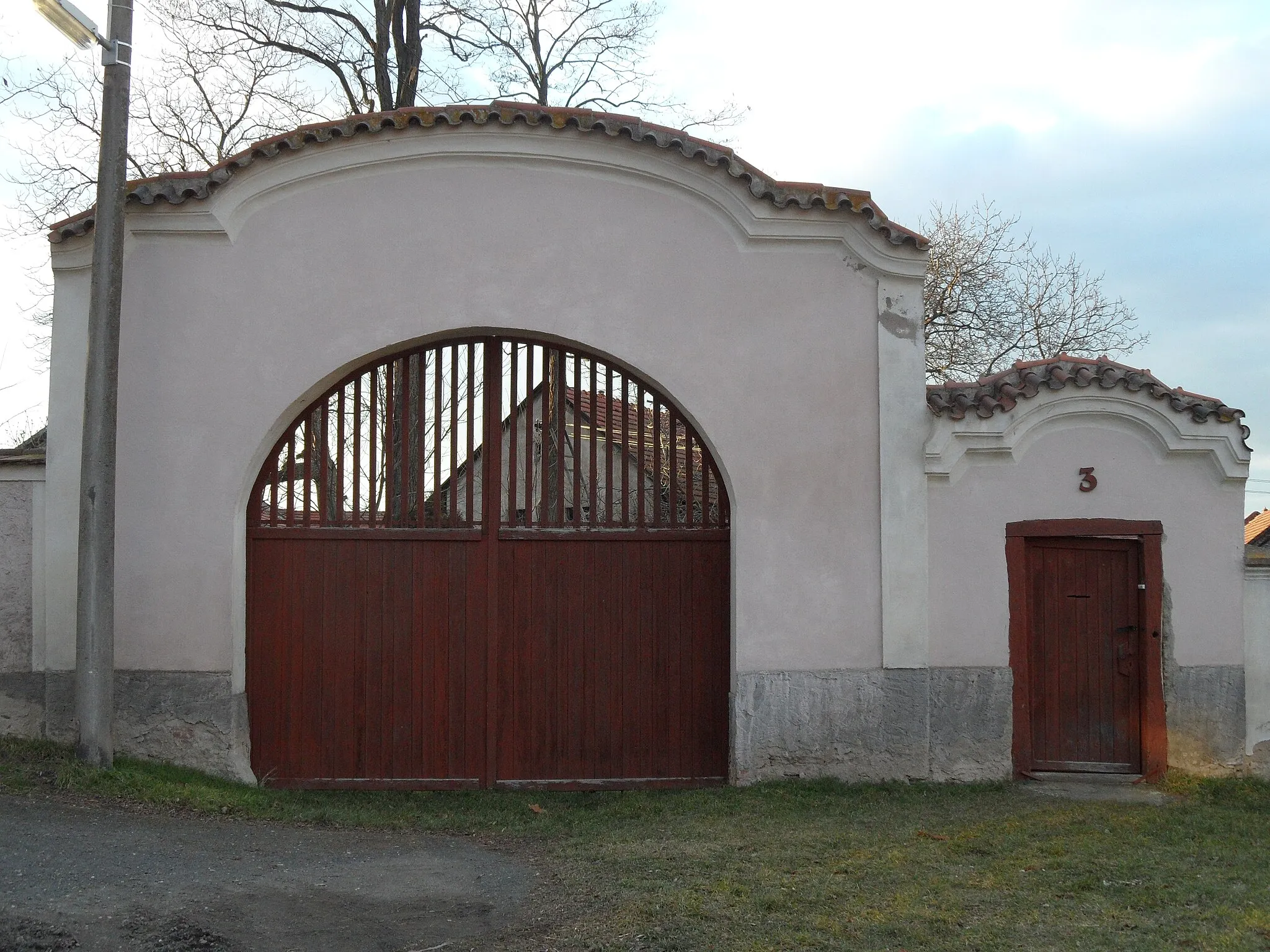 Photo showing: Kutlíře (Křečhoř) E. Gate No. 3, Kolín District, the Czech Republic.