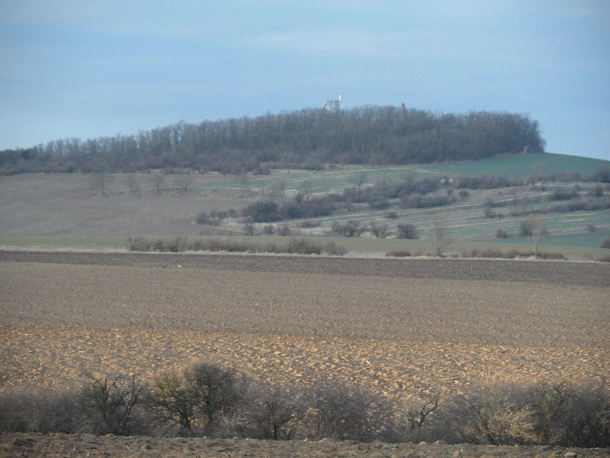 Photo showing: Kutlíře (Křečhoř) F. Hill Bedřichov with Memorial of Battle of Kolín (View from the Edge of Kutlíře, Kolín District, the Czech Republic.