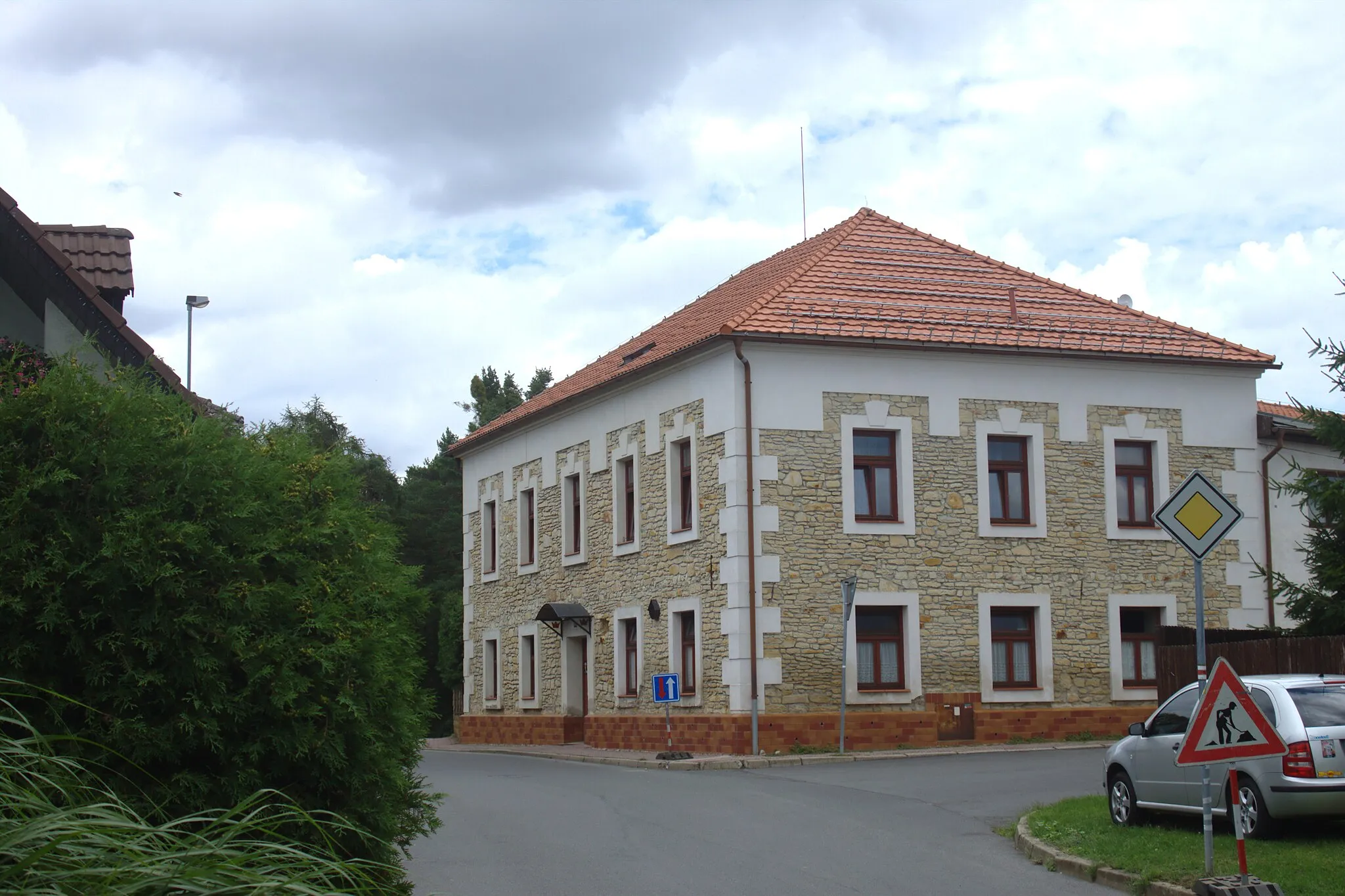 Photo showing: A building in the village of Chloumek near Mělník, CZ