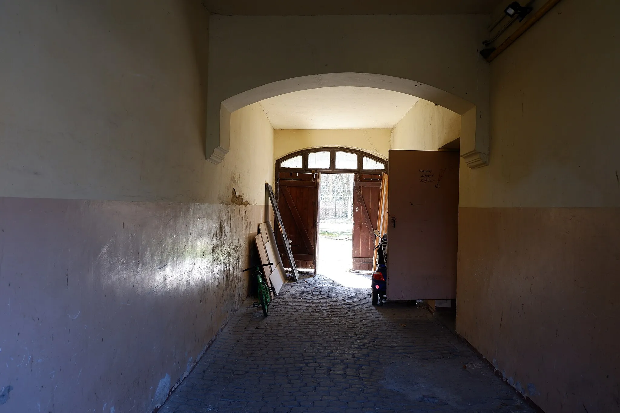 Photo showing: Interior of 25 Andersa Street tenement house in Głuchołazy, Poland