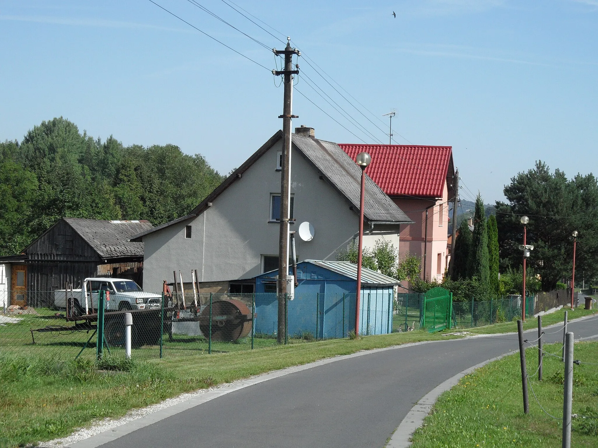 Photo showing: Polka_(Vápenná) F. House near Very Narrow Road (The Only One). Jeseník District, the Czech Republic.