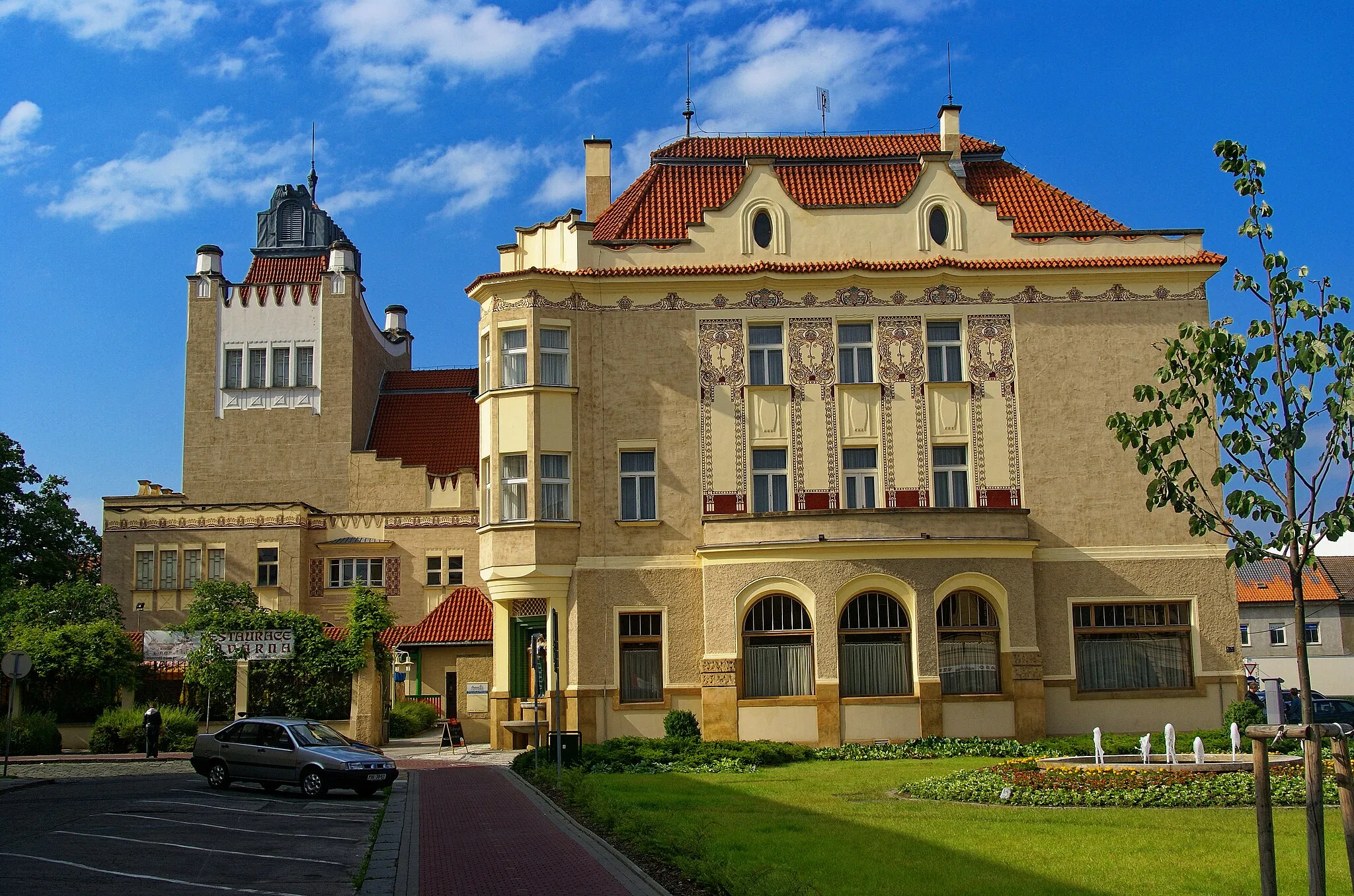 Photo showing: Prostějov - Hlaváčkovo náměstí - View North towards Národní dům 1907 Jan Kotěra