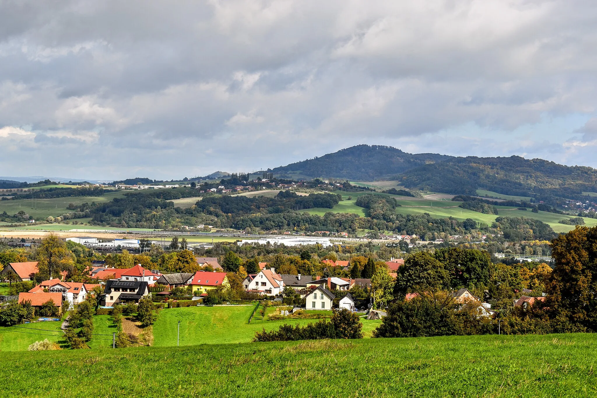 Photo showing: Juřinka, místní část Valašského Meziříčí (okr. Vsetín); v pozadí Petřkovická hůrka.