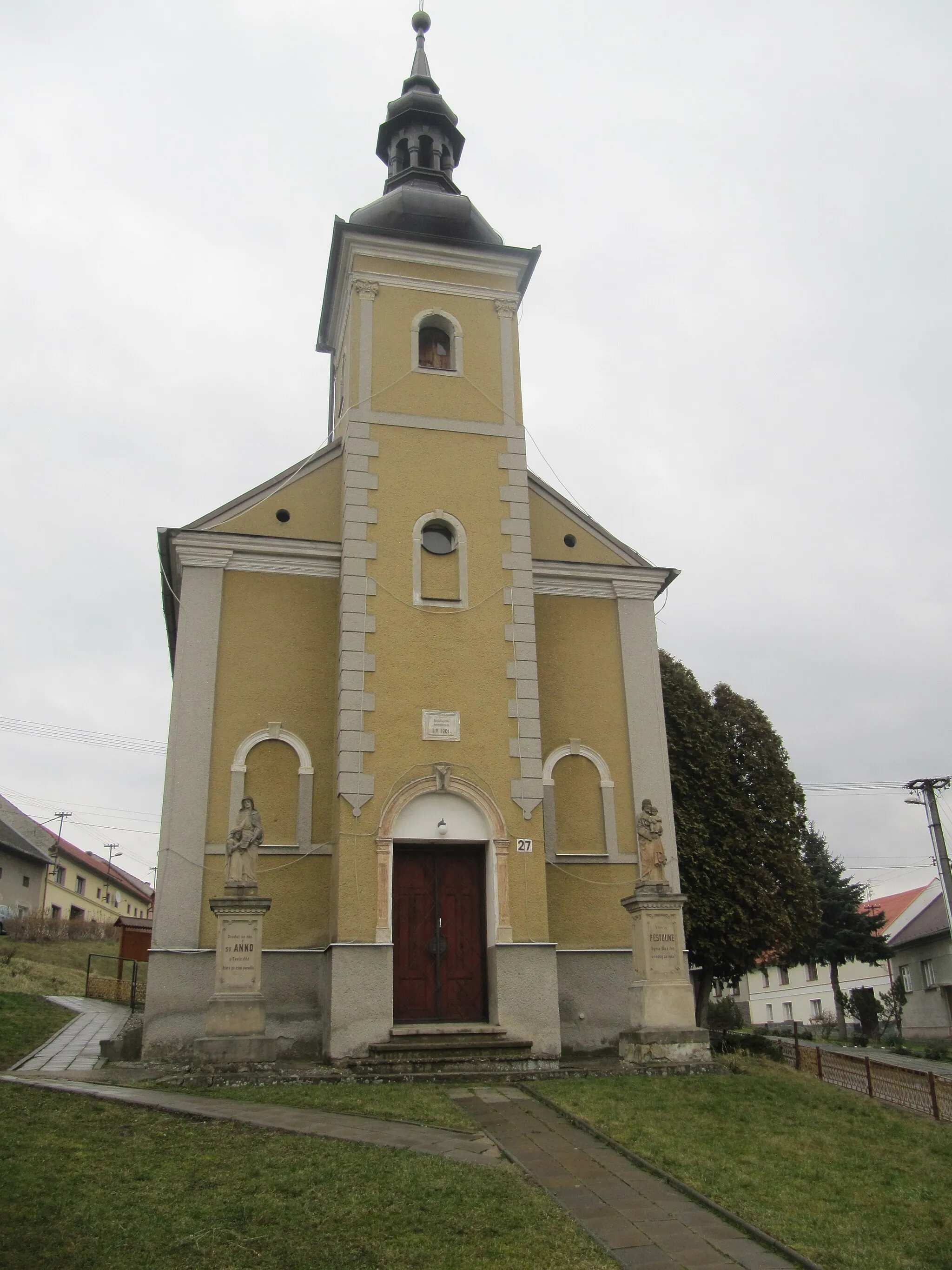 Photo showing: Velký Týnec, Olomouc District, Czech Republic, part Čechovice. Village green, Chapel of the Birth of the Virgin Mary from 1901.