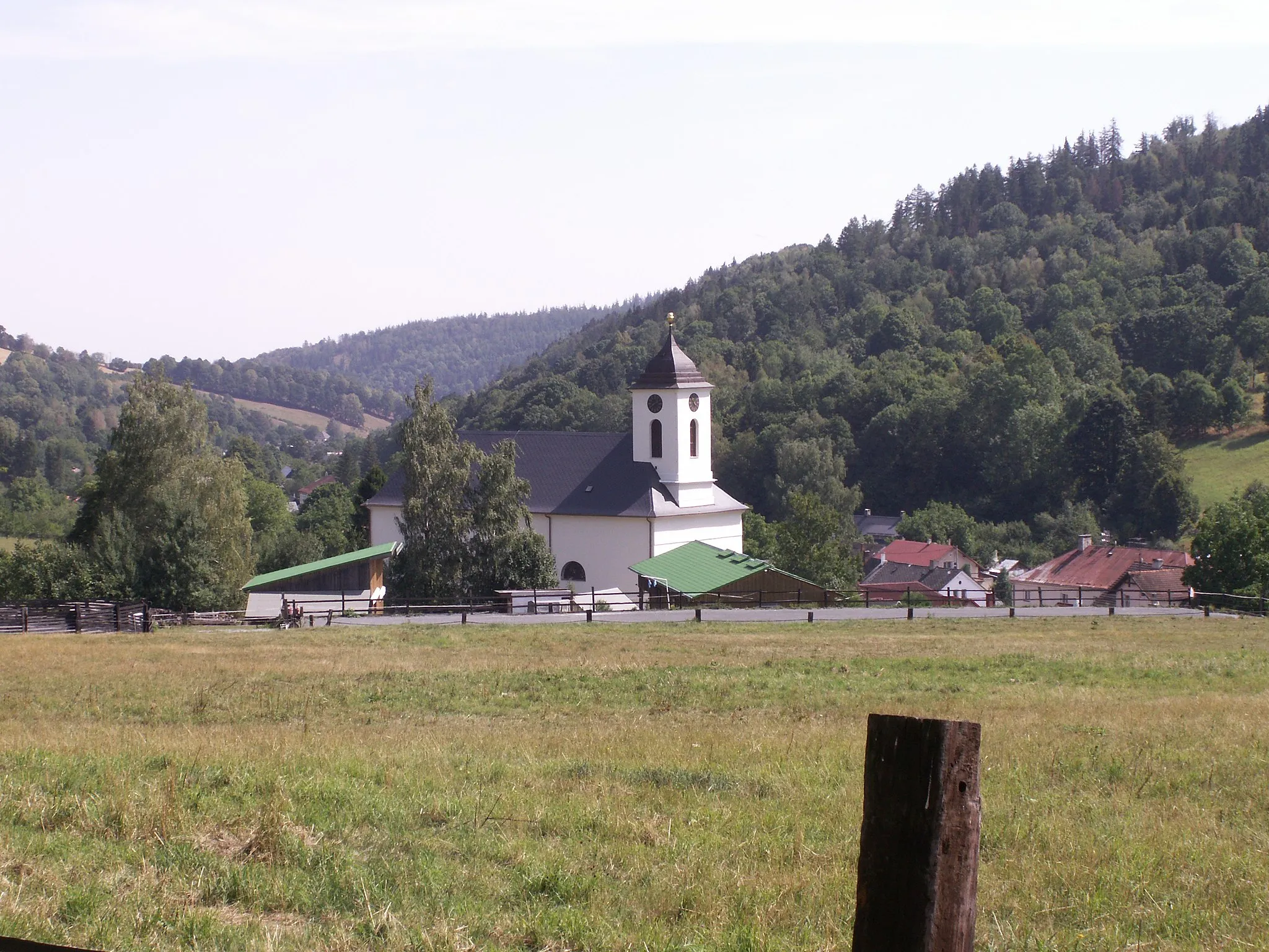 Photo showing: Petrovice, okres Bruntál, kraj Moravskoslezský, pohled ze silnice 457 s kostelem sv. Rocha