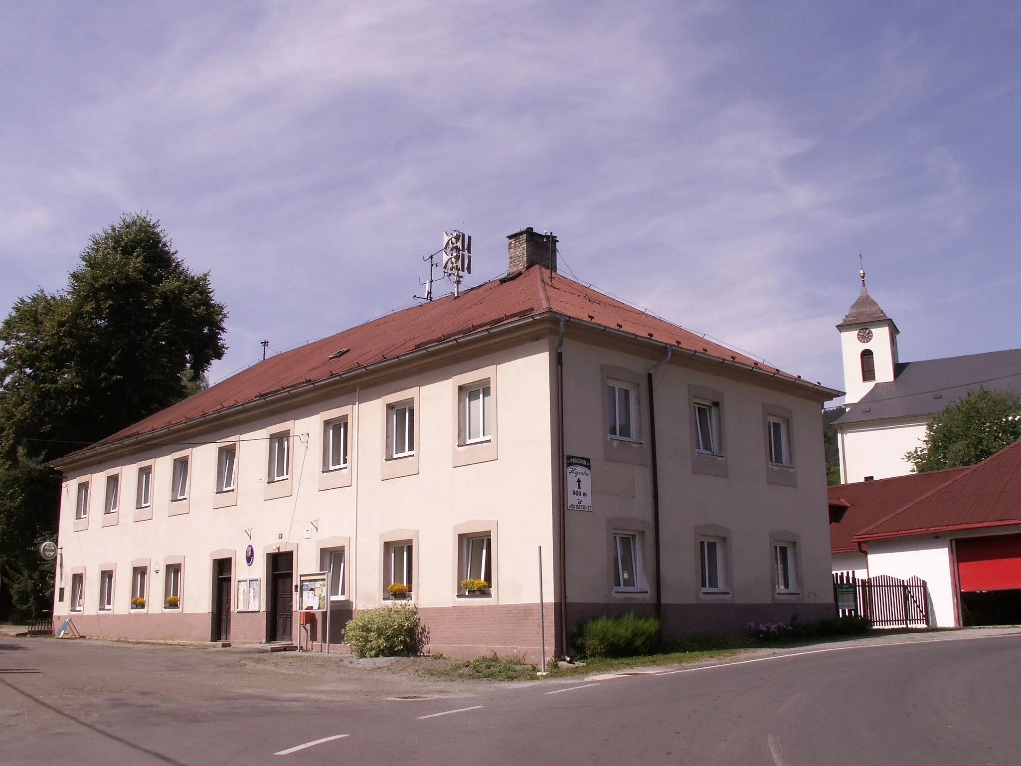 Photo showing: Petrovice, okres Bruntál, kraj Moravskoslezský, budova obecního úřadu a kostel sv. Rocha