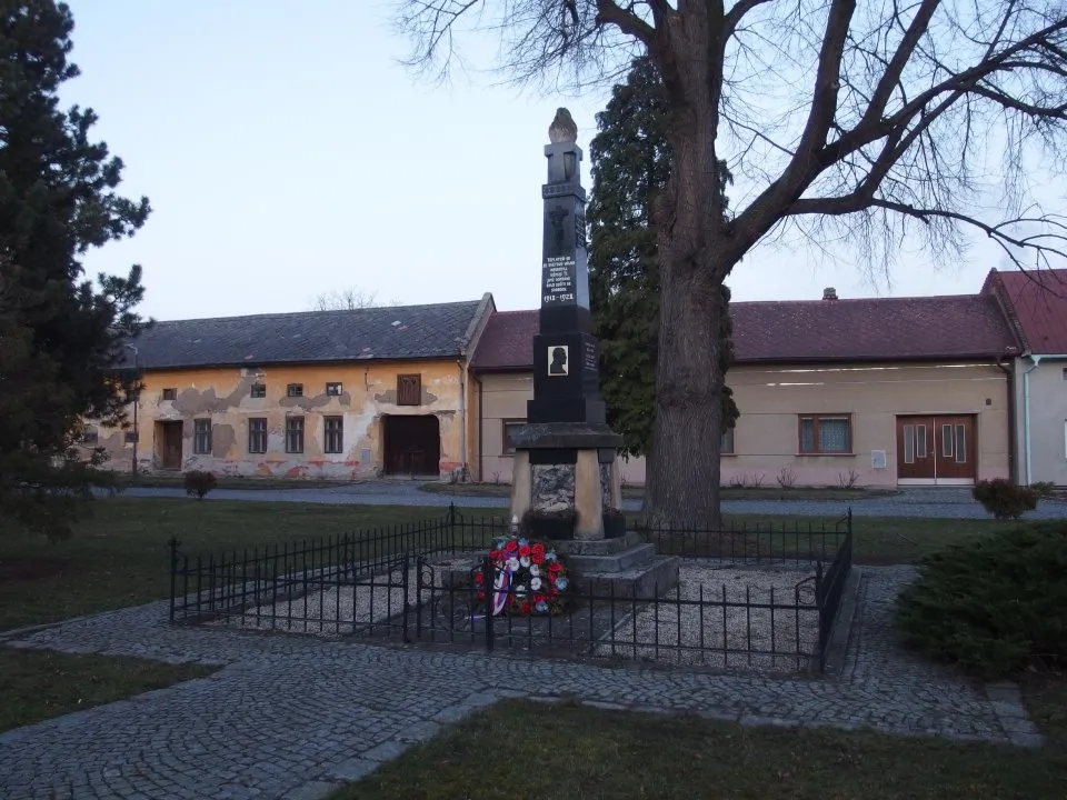 Photo showing: Pomník padlým na návsi