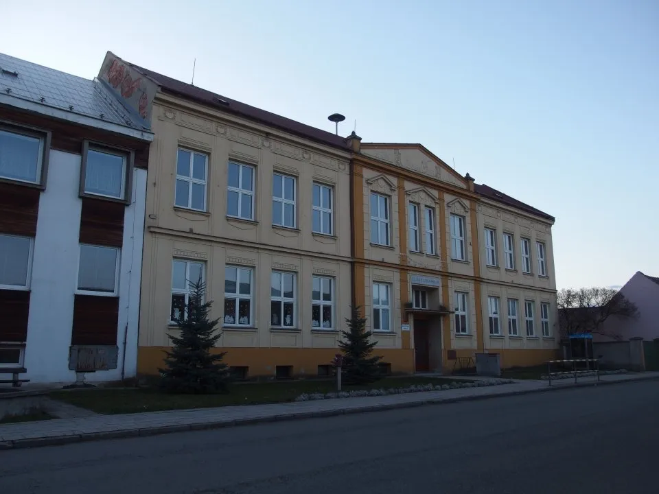 Photo showing: Budova školy Záříčí