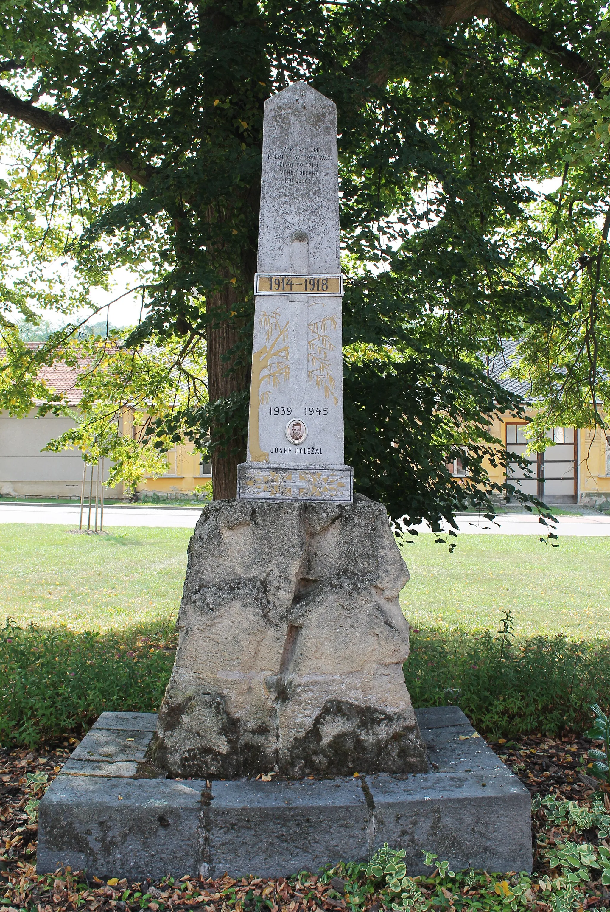 Photo showing: World War I and World War II memorial, Kroužek, Rousínov, Vyškov District, Czech Republic