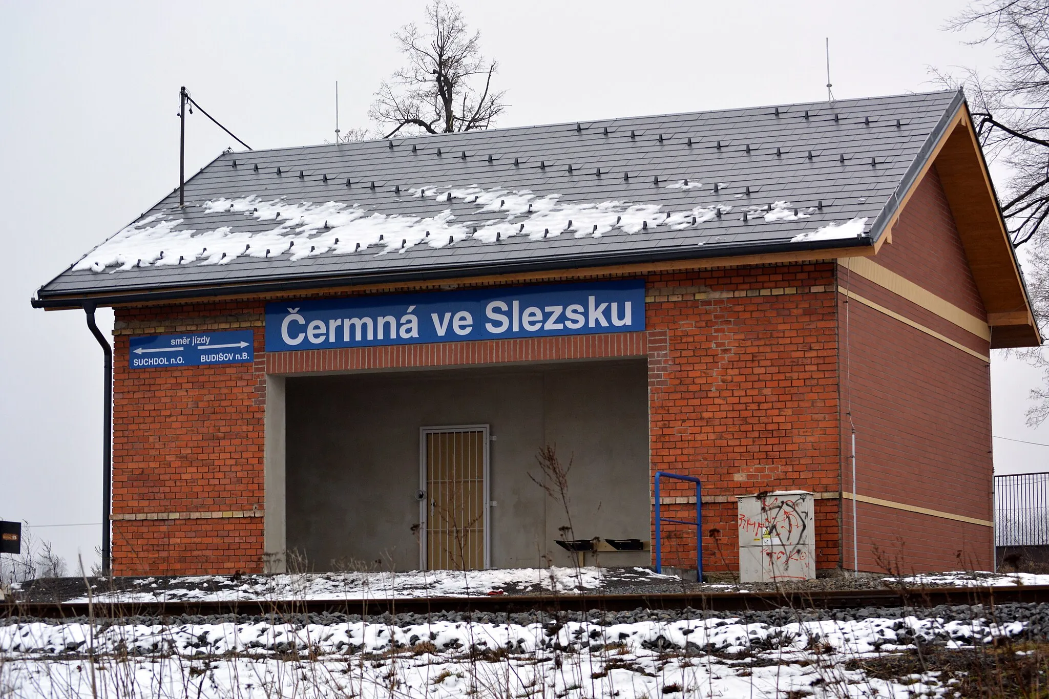 Photo showing: Čermná ve Slezsku, železniční zastávka po opravě v roce 2015.