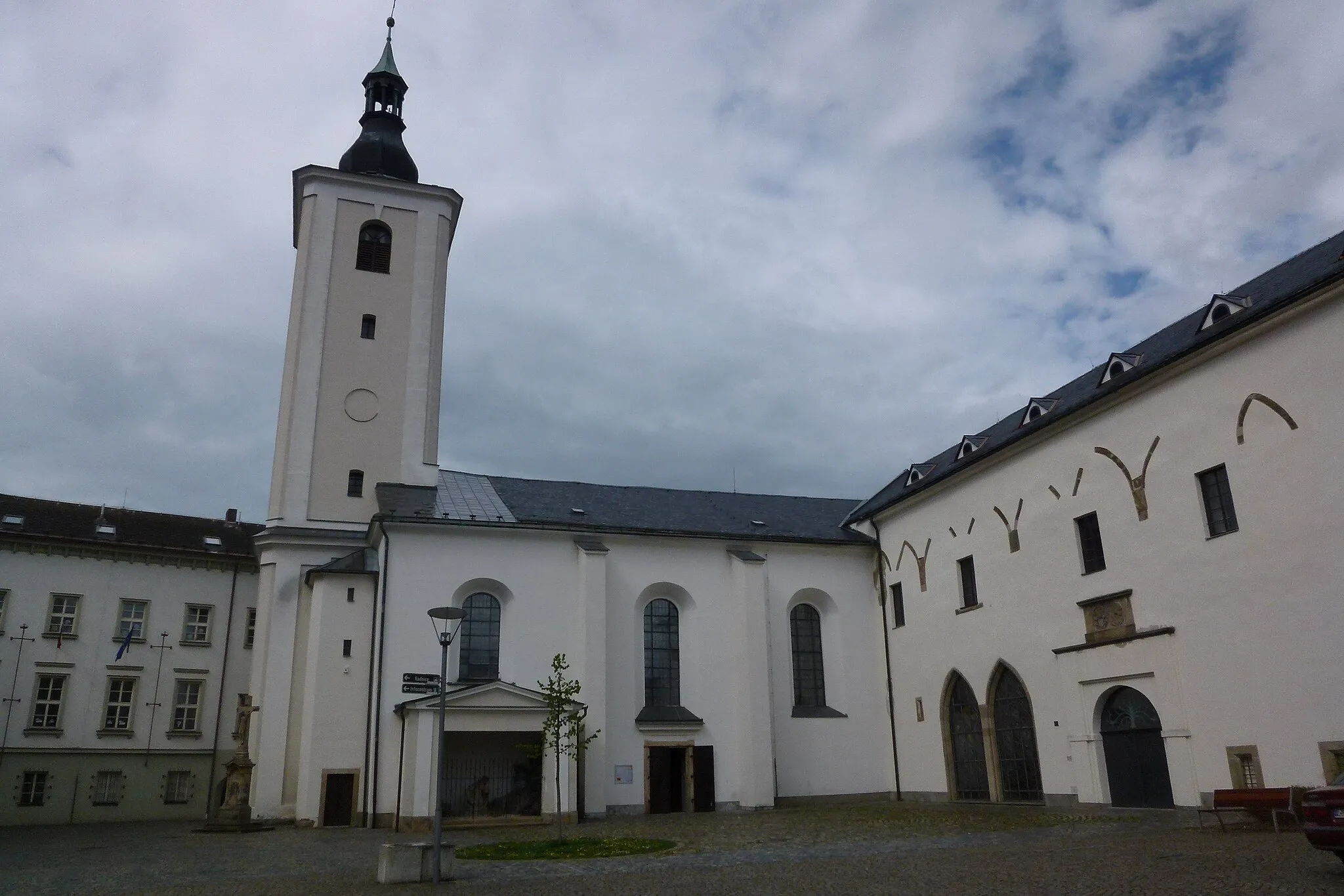 Photo showing: Kostel sv. Václava (pohled od nám. A. Jiráska)