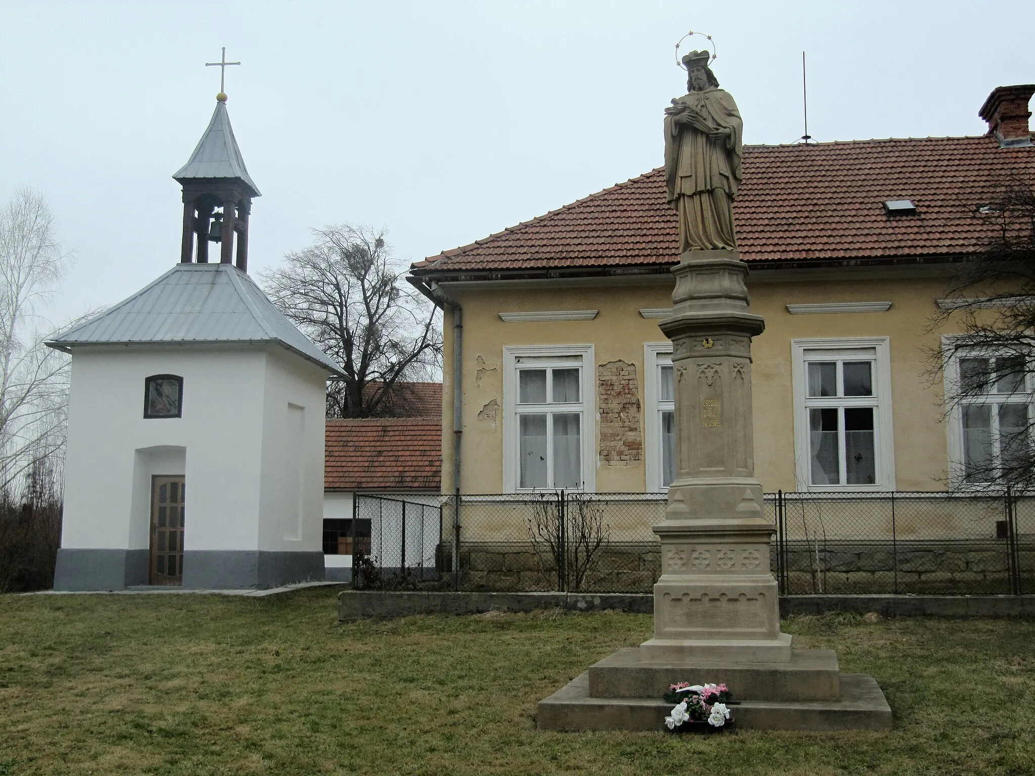 Photo showing: Zástřizly in Kroměříž District, Czech Republic. Common, chapel, St. John Nepomuk-statue and former school.