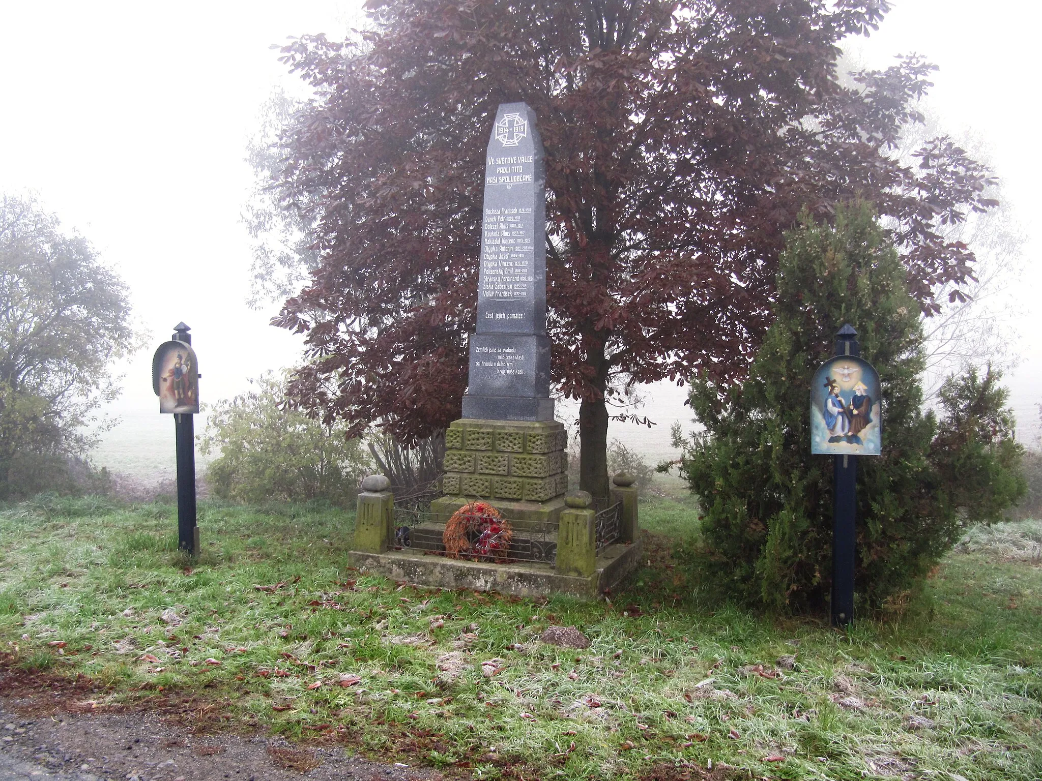 Photo showing: Sulimov in Kroměříž District, Czech Republic. Monument to victims of the First World War and the images of St. Florian and the Holy Trinity.