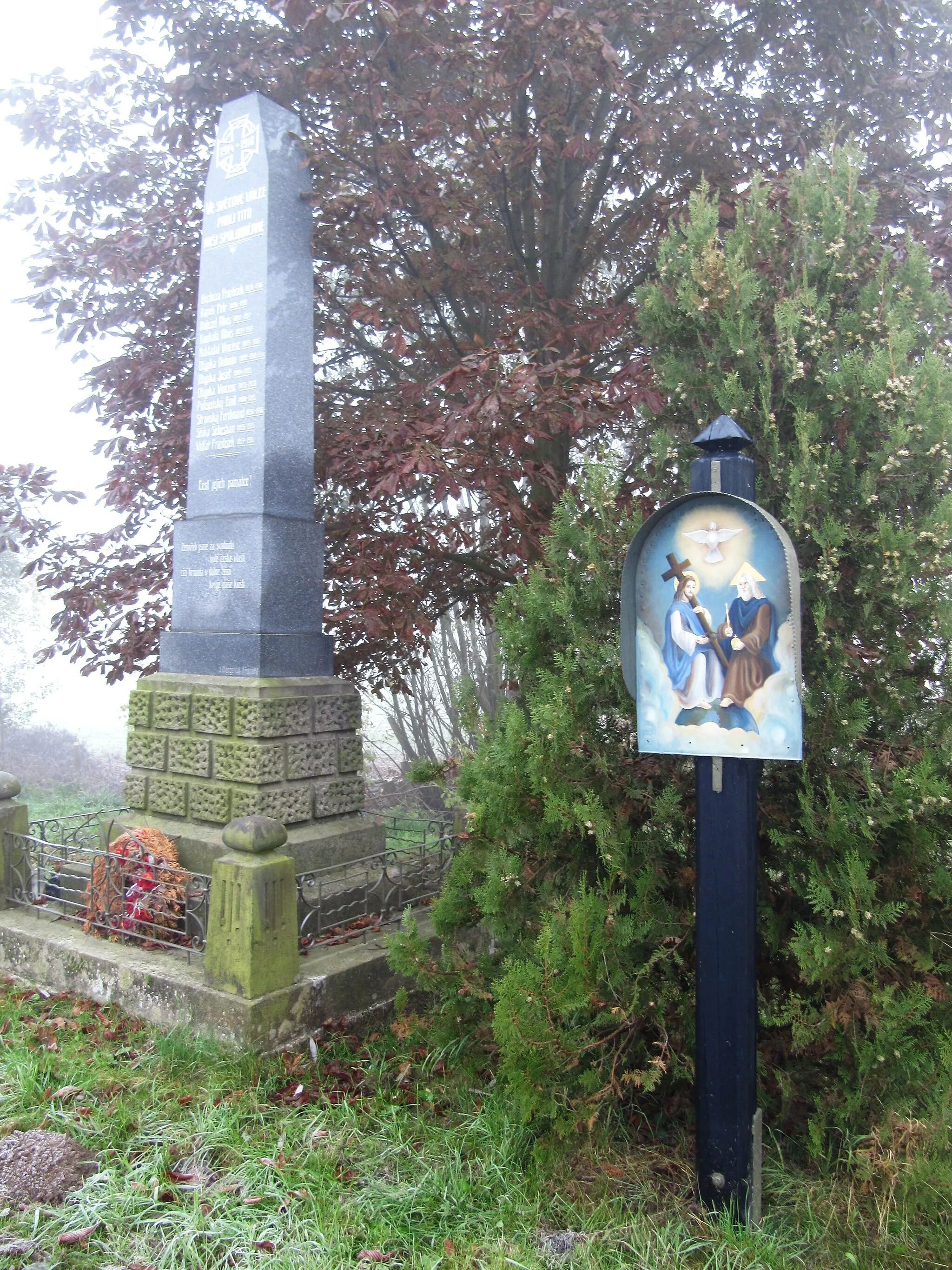 Photo showing: Sulimov in Kroměříž District, Czech Republic. Monument to victims of the First World War and the picture of the Holy Trinity.