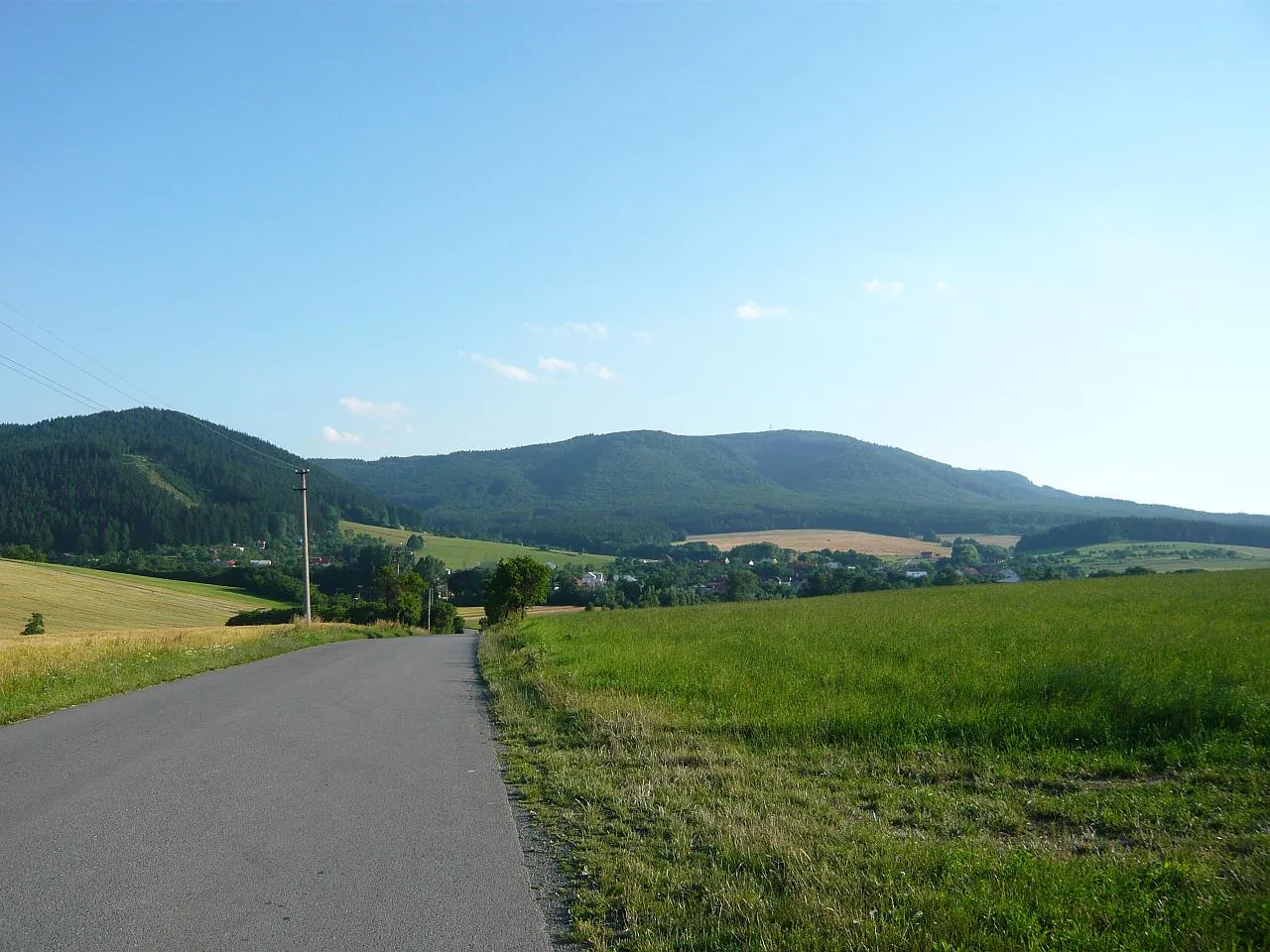 Photo showing: Podhradní Lhota - viewed from the road leading from the train station Rajnochovice , in the background Kelčský Javorník.