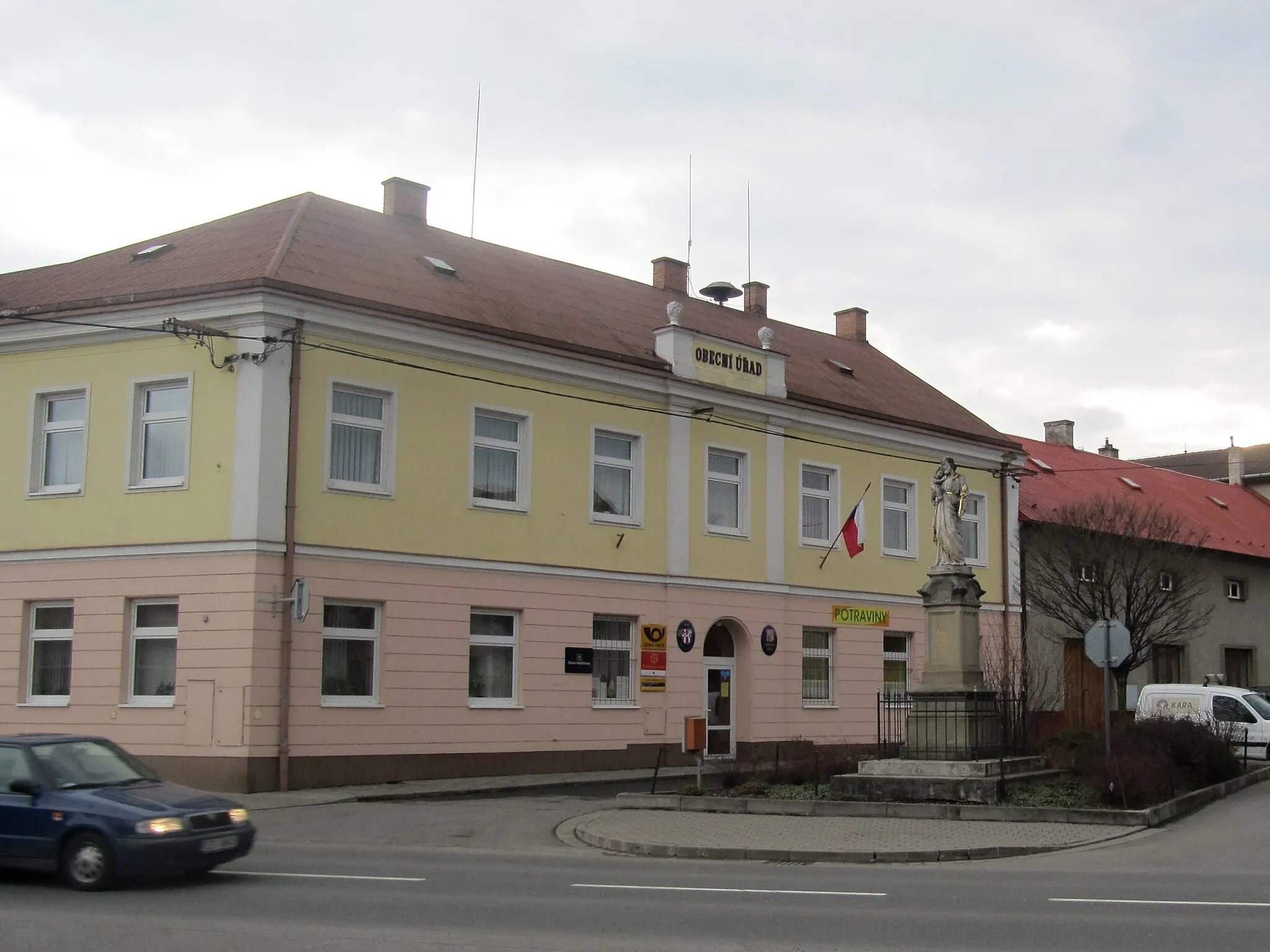 Photo showing: Míškovice in Kroměříž District, Czech Republic. Center of the village. Municipal office and St.-Joseph-statue.