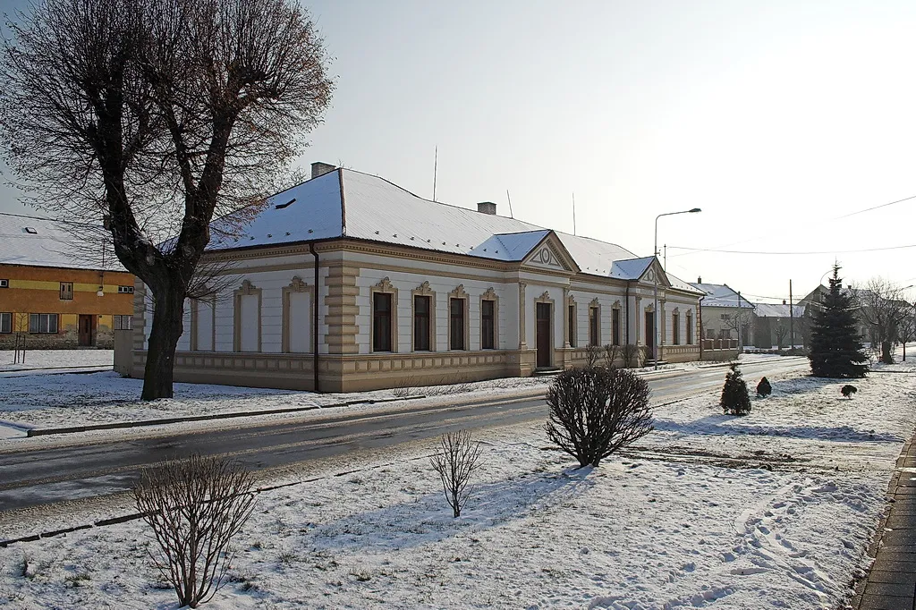 Photo showing: Bývalá obecní škola v Kurovicích